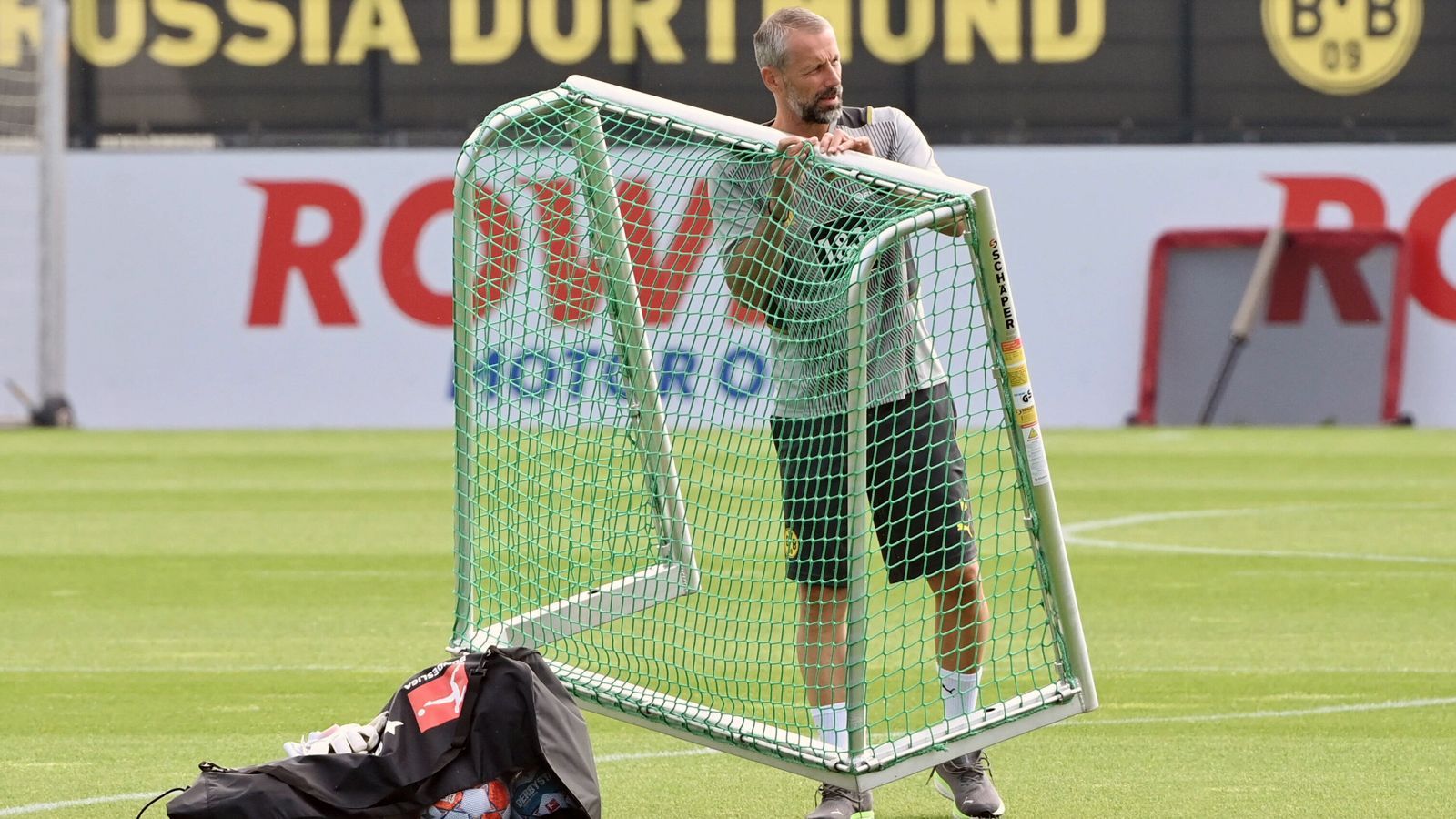 
                <strong>Der neue Chef packt selbst an</strong><br>
                Bei seinem Einstand war sich Rose nicht zu schade, bei den Trainingsutensilien selbst Hand anzulegen.
              