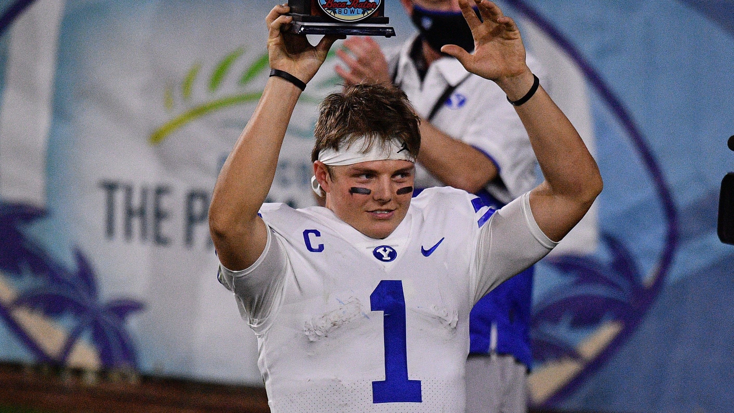 
                <strong>Zach Wilson: Einer der Top-Quarterbacks im NFL Draft 2021</strong><br>
                College-Quarterback Zach Wilson von der Brigham Young Universität zeigte sich in der abgelaufenen College-Saison in einer Top-Verfassung. Zurecht wird er als QB2 beim NFL Draft 2021 gehandelt. Einige Experten sehen ihn sogar noch vor Trevor Lawrence, der für die kommende Talente-Auswahl schon lange als Nummer-Eins-Pick gilt. ran.de fasst zusammen, warum der BYU-Quarterback einer der besten seiner Klasse ist und zeigt, zu welchem Team der 21-Jährige passen könnte.
              