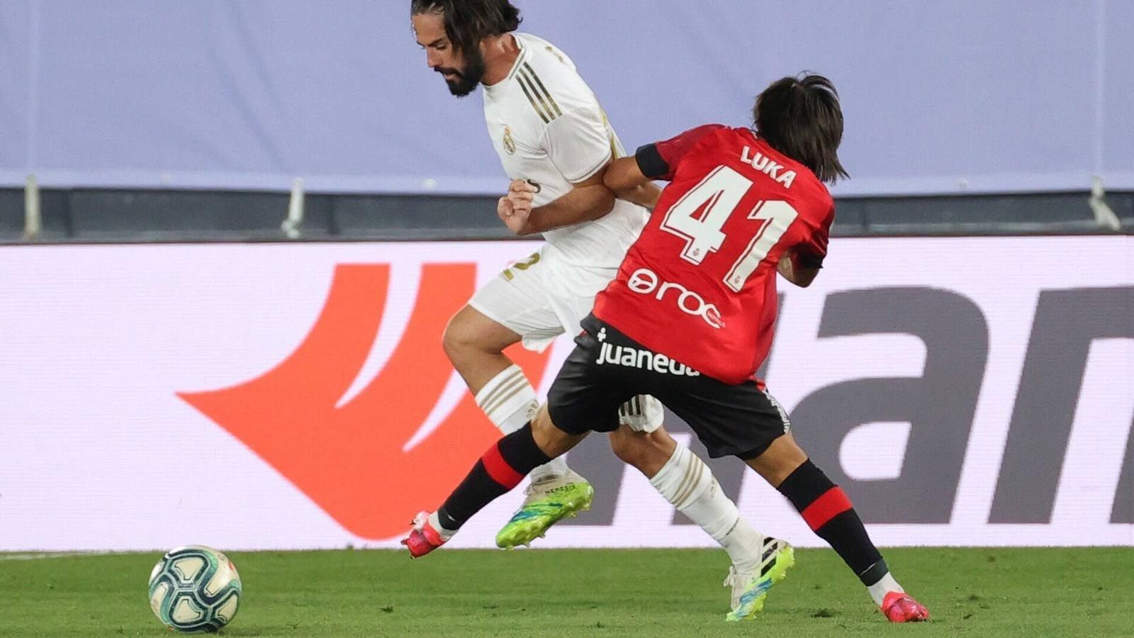 
                <strong>Luka Romero ist der jüngste Spieler in La Liga</strong><br>
                Es lief die 83. Minute im Duell zwischen Real Mallorca und Real Madrid, als Luka Romero (r.) eingewechselt wurde. Mit 15 Jahren und 219 Tagen ist Romero damit nun der jüngste Spieler in der Geschichte der spanischen Liga. Normalerweise dürfen Spieler erst mit 16 Jahren in La Liga auflaufen, doch Romero erhielt eine Ausnahmegenehmigung. Dadurch übertrumpfte Romero auch Ansu Fati vom FC Barcelona, der am 2. Spieltag der laufenden Saison den bislang gültigen Rekord aufgestellt hatte.
              