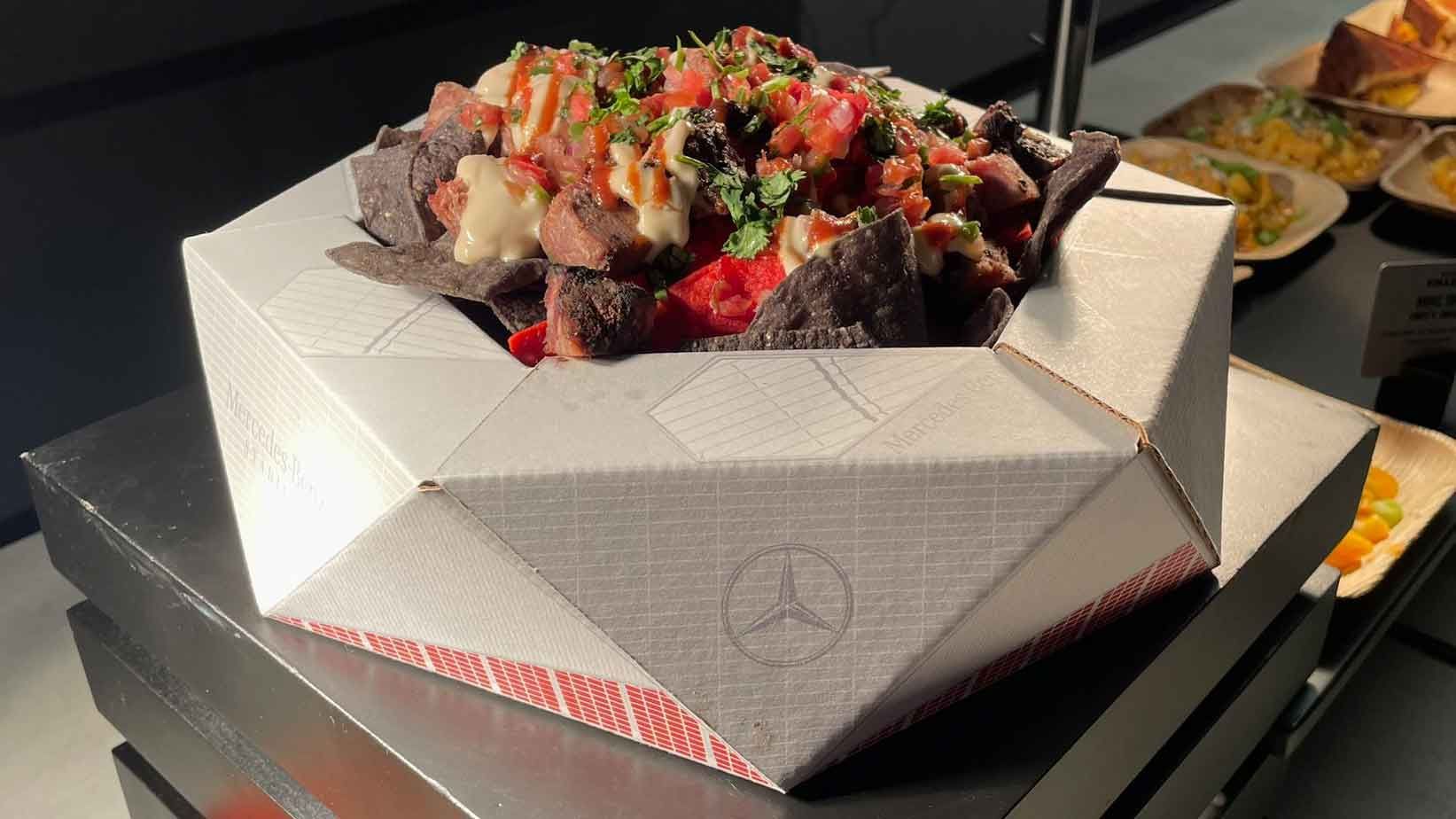 <strong>Atlanta Falcons</strong><br>Auch bei den Falcons gibt es Nachos - hier jedoch als Hauptspeise. Angerichtet mit Fleisch, überbackenem Käse und etwas Grünzeug gibt es den "Mercedes-Benz-Stadium Container".