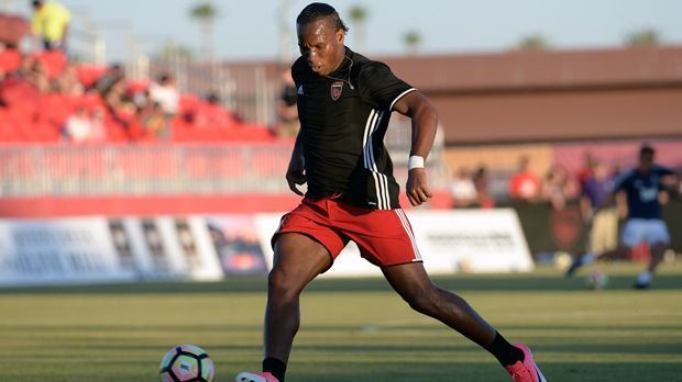 
                <strong>Didier Drogba (Phoenix Rising FC)</strong><br>
                "Ich bin jetzt 40. Es ist an der Zeit, aufzuhören", kündigt Didier Drogba gegenüber "Telefoot" an. Damit zieht die ivorische Fußballlegende nach Stationen in Frankreich, England, der Türkei, China, Kanada und den USA den Schlussstrich unter eine bemerkenswerte Karriere. Drogbas Durchbruch begann in Frankreich bei Guingamp und Marseille, ehe ihn 2004 der FC Chelsea holte. Dort wurde der Ivorer zur Vereinslegende, erzielte 164 Tore und verbuchte 86 Vorlagen in 381 Spielen für den Klub, den er 2012 zum Champions-League-Titel schoss. Drogba wurde auch deshalb noch vor Chelseas Rekordtorschütze Frank Lampard zum "besten Spieler aller Zeiten" von den Blues-Fans gewählt. Er wurde zweimal Afrikas Fußballer des Jahres, ist mit 65 Toren in 105 Länderpielen der treffsicherste Spieler im Trikot der Elfenbeinküste. Nach seiner Karriere wird sich Drogba wohl auch weiterhin um seine zahlreichen sozialen Projekte kümmern.
              