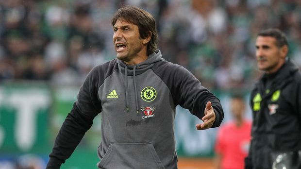 
                <strong>FC Chelsea</strong><br>
                Der Vertrag läuft über drei Jahre und bringt dem FC Chelsea 35 Millionen Euro ein. Auch der neue Trainer Antonio Conte trägt sein Shirt bereits. Sollte er bei den Spielen jedoch einen Anzug tragen wollen, muss er vor dem Anpfiff noch schnell die Garderobe wechseln.
              