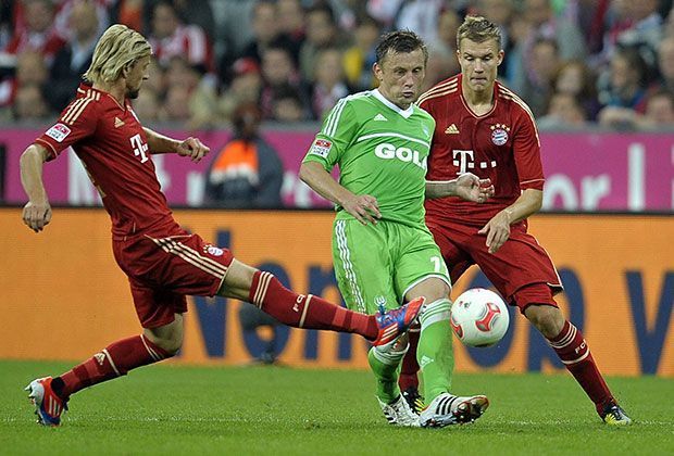 
                <strong>Ivica Olic: Vom FC Bayern München zum VfL Wolfsburg</strong><br>
                Ivica Olic: Vom FC Bayern München zum VfL Wolfsburg. Dass das Wiedersehen mit dem Ex auch Freude hervorruft, zeigt das Beispiel Olic. Nachdem er drei Jahre lang bis 2012 alles für den FCB gegeben hat, wechselt er in die Autostadt. Beim ersten Wiedersehen im Wölfe-Trikot spenden die Bayern-Fans dem Kroaten wärmsten Applaus.
              