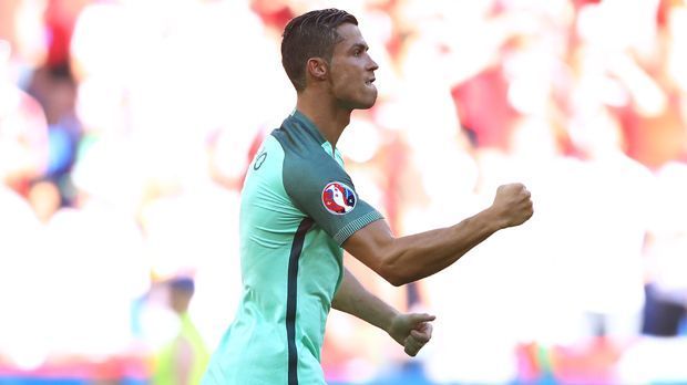 
                <strong>Cristiano Ronaldo (Portugal)</strong><br>
                EM-Rekord - In vier Turnieren getroffen: Cristiano Ronaldo trifft im letzten Gruppenspiel gegen Ungarn doppelt. Es sind seine ersten Treffer bei der EM 2016. Damit hat der Portugiese in vier EM-Turnieren mindestens ein Tor erzielt. Das hat vor ihm noch niemand geschafft.
              