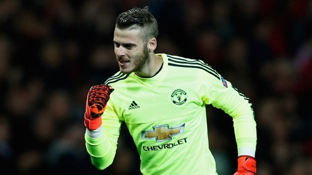 
                <strong>David de Gea</strong><br>
                Tor: David de Gea (Manchester United). Sie kennen sich aus der spanischen Nationalmannschaft. Es scheint nur noch eine Frage der Zeit, bis er dort Torwartlegende Iker Casillas komplett verdrängt hat. Aktuell teilen sich die beiden Schlussmänner die Einsatzzeiten.
              