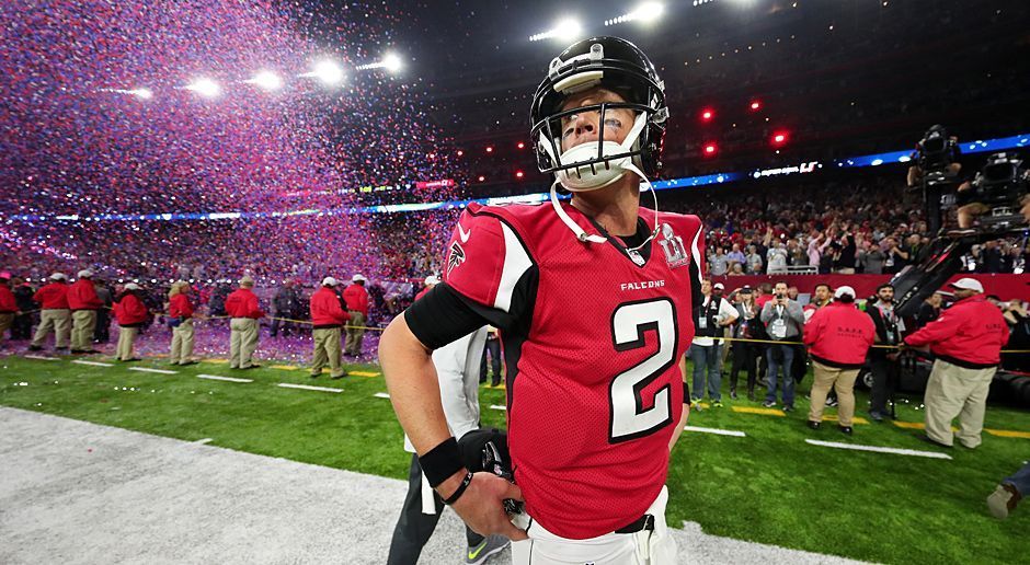 
                <strong>Matt Ryan</strong><br>
                Eine Strafe wegen Holdings warf die Falcons dann an die 45-Yards-Linie zurück. Anstatt ein Field Goal zu erzielen, musste gepunted werden. Die Szene war unter Umständen der Knackpunkt des Spiels. "Ich wünschte, ich hätte den Ball einfach weggeworfen", haderte der 31-jährige Ryan nach dem Spiel.
              