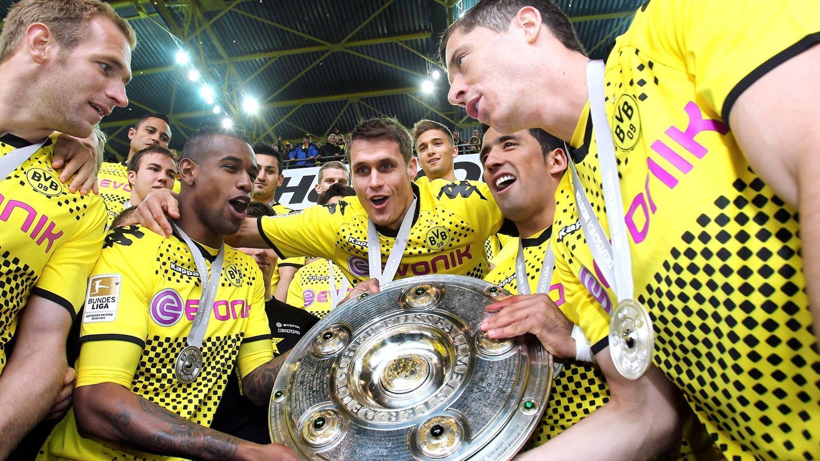 
                <strong>Borussia Dortmund: Double-Sieger 2012</strong><br>
                Borussia Dortmund sicherte sich 2012 mit spektakulärem Fußball unter Jürgen Klopp das Double aus Meisterschaft und DFB-Pokal. Doch wie haben sich die Karrieren der BVB-Stars in den vergangenen sieben Jahren entwickelt? ran.de wirft einen Blick auf die Helden von damals.
              