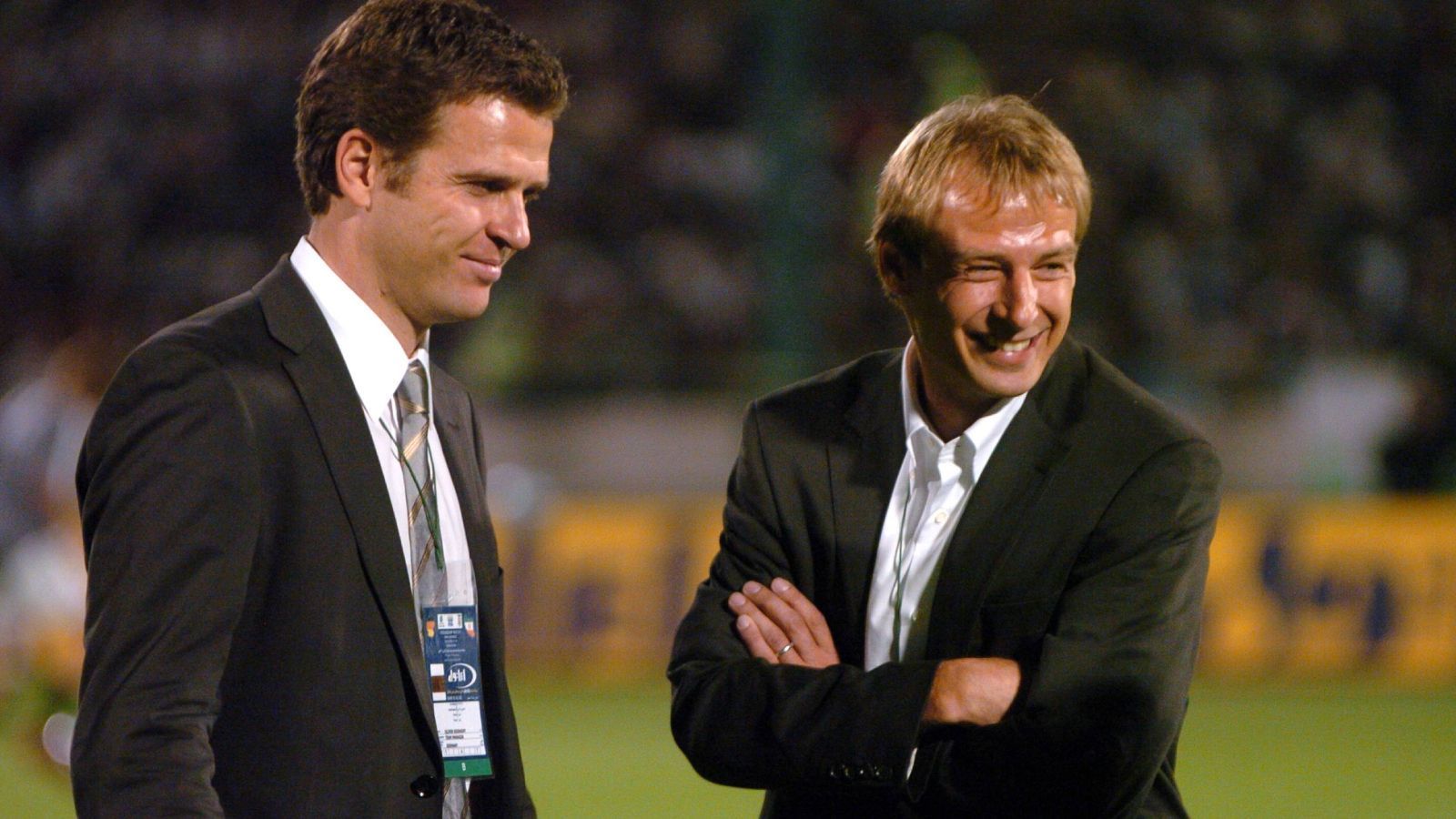 
                <strong>2004: Bierhoff geht gemeinsam mit Klinsmann zum DFB</strong><br>
                Nach dem Debakel bei der Europameisterschaft 2004, bei der Vizeweltmeister Deutschland bereits in der Gruppenphase ausschied, wurde Teamchef Rudi Völler durch das Gespann aus Cheftrainer Jürgen Klinsmann und Sportdirektor Oliver Bierhoff ersetzt. Beide sollten das Team für die Weltmeisterschaft im eigenen Land auf Vordermann bringen. Und das taten sie: Gemeinsam mit Co-Trainer Joachim Löw und Torwart-Trainer Andreas Köpke erreichte man Platz drei bei der Heim-WM und entfachte eine neue Euphorie im Land. Die DFB-Elf wurde nicht nur inhaltlich, sondern auch spielerisch reformiert.
              