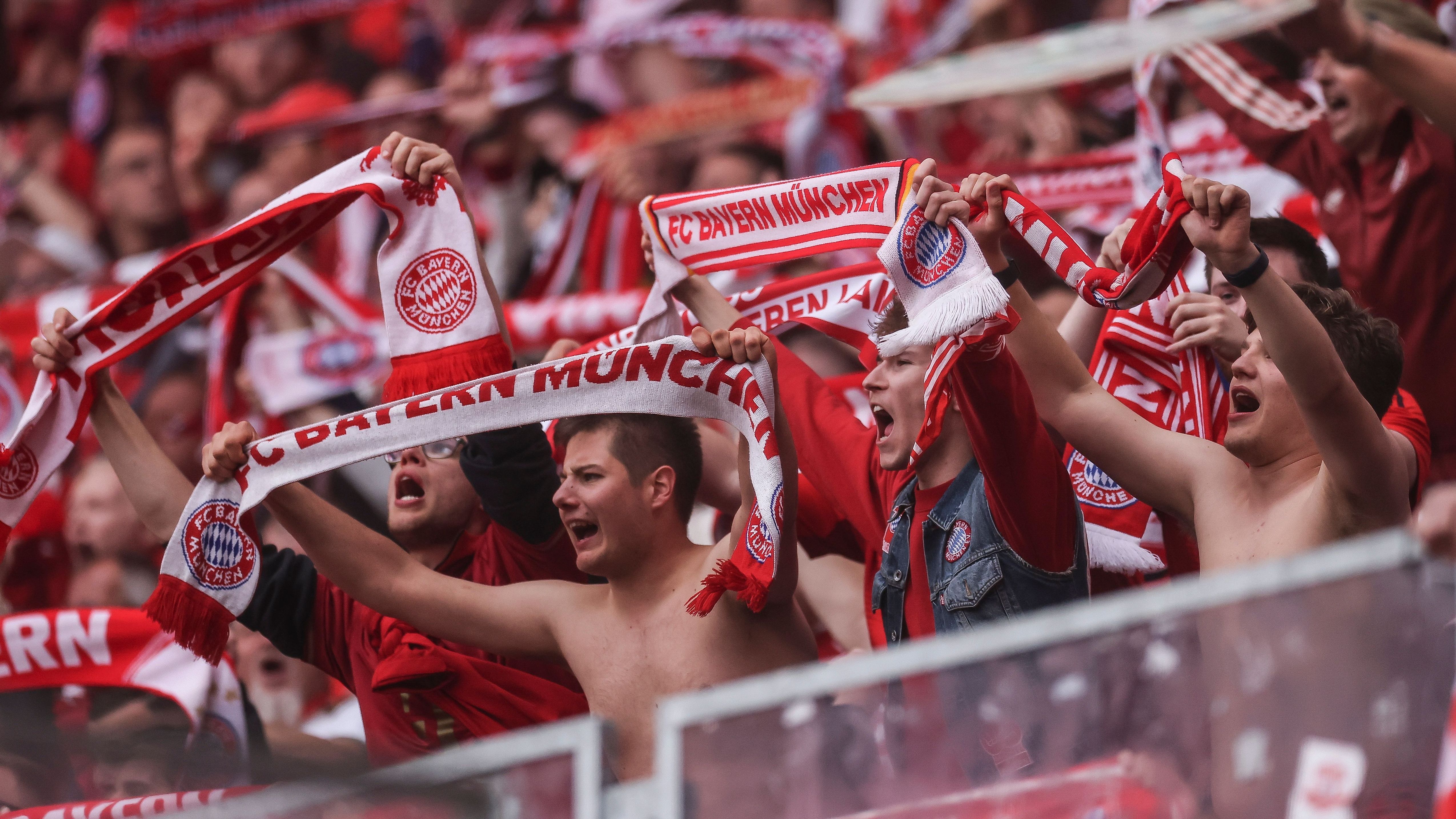 <strong>Platz 3: FC Bayern München</strong><br>• Durchschnittliche Anzahl an Auswärtsfans: 4.988<br>• Höchste Anzahl an Auswärtsfahrern: 12.000 (in Sinsheim)<br>• Niedrigste Anzahl an Auswärtsfahrern: 2.000 (in Kiel)
