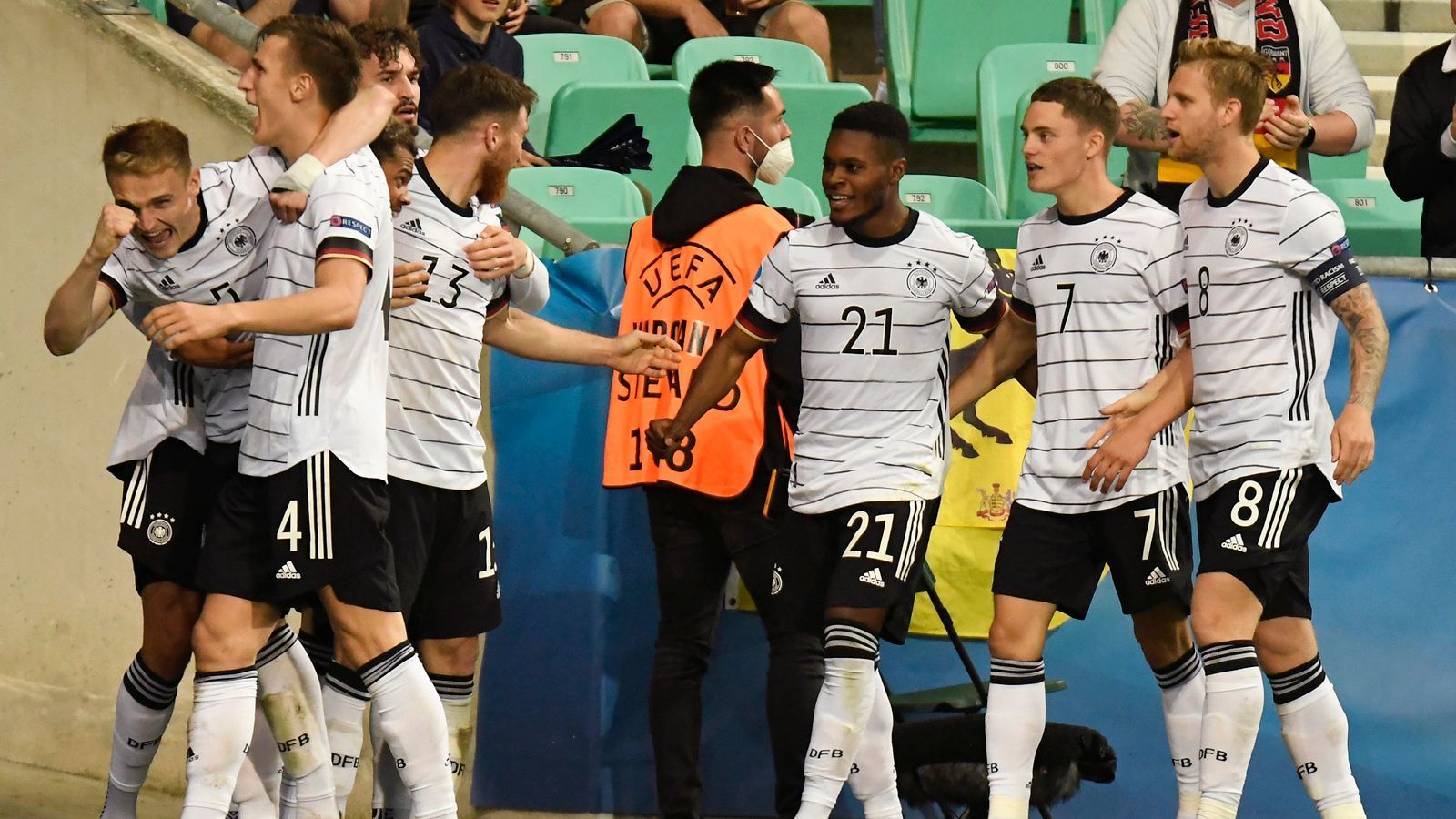 
                <strong>DFB-Talente im U21-EM-Finale in der Einzelkritik</strong><br>
                Deutschland ist zum dritten Mal U21-Europameister! Im Finale des Turniers in Ungarn und Slowenien setzte sich der DFB-Nachwuchs gegen Portugal mit 1:0 durch. ran benotet die deutschen Spieler.
              