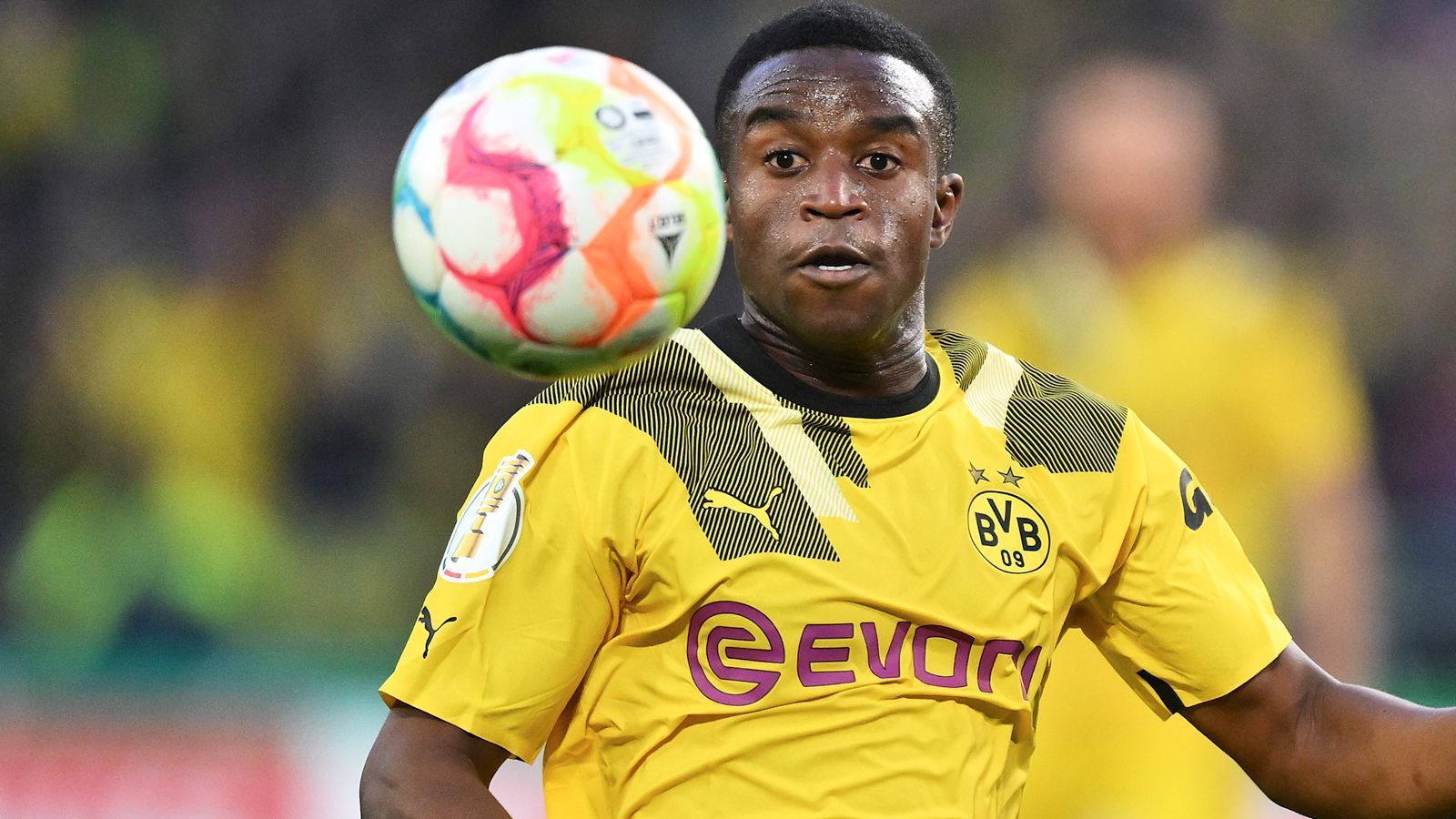 
                <strong>Youssoufa Moukoko</strong><br>
                Kommt zu Beginn der 2. Halbzeit für Wolf, rückt neben Malen in die Spitze und reiht sich in die Dortmunder Harmlosigkeit nahtlos ein. ran-Note: 4
              