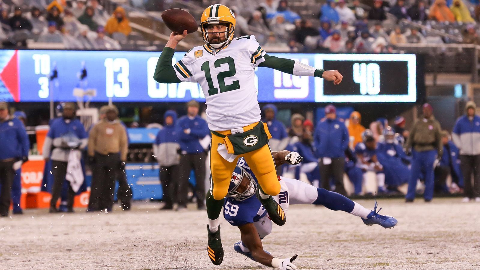 
                <strong>Quarterback: Aaron Rodgers</strong><br>
                Das Wetter am Sonntag im MetLife Stadium in East Rutherford war mies: kalt, windig und dazu auch noch Schnee. Das aber hielt Aaron Rodgers nicht davon ab, seine Packers zu einem ungefährdeten 31:13-Sieg über die Giants zu führen. Der mittlerweile 36-Jährige kam auf 243 Passing-Yards und warf vier Touchdown-Pässe. "Ich liebe diese Wetter- und Feldbedingungen. Fühlt sich wie zu Hause an", sagte Rodgers im Anschluss an die Partie. Er ist zudem Kapitän des Fantasy Teams der Woche, wodurch seine eigentlichen Punkte (35) verdoppelt werden.Gesamtpunktzahl: 70
              