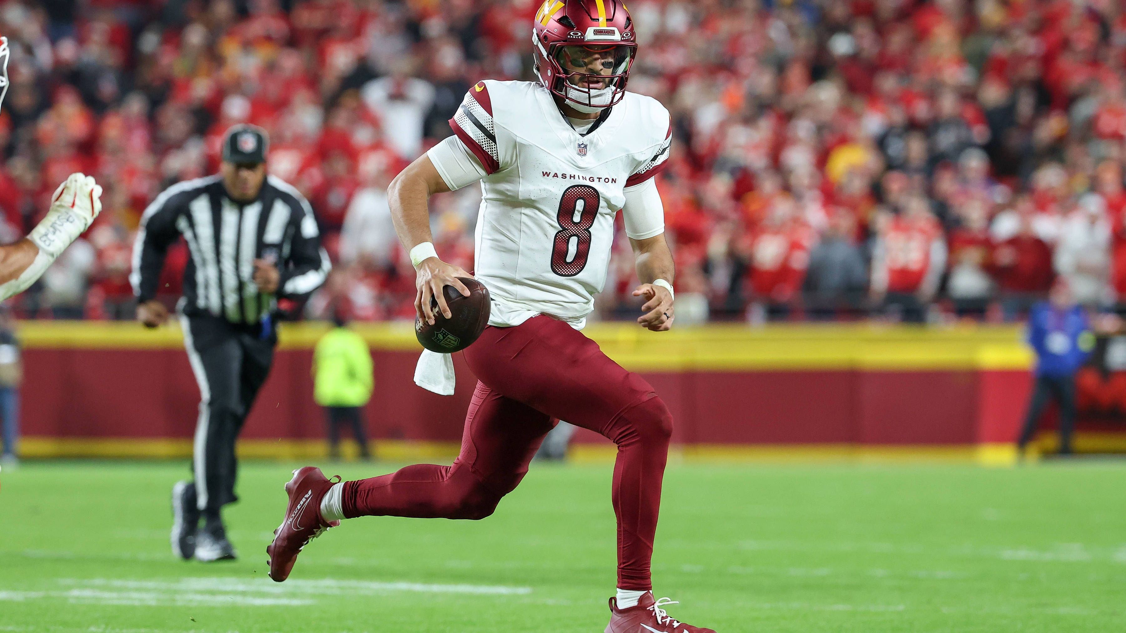 <strong>Platz 26: Marcus Mariota (Washington Commanders)</strong> <br>Marcus Mariota ist zum wiederholten Mal zurück als Commanders-Starter, nachdem sich Jayden Daniels schwer am Ellbogen verletzte. Mariota hat jetzt schon das ein ums andere Mal gezeigt, dass er Daniels durchaus zufriedenstellend ersetzen kann, allerdings fehlt ihm natürlich Daniels' Explosivität. Auch Mariotas Arm ist natürlich deutlich schwächer. Nichtsdestotrotz kann Mariota mit Washington Spiele gewinnen.