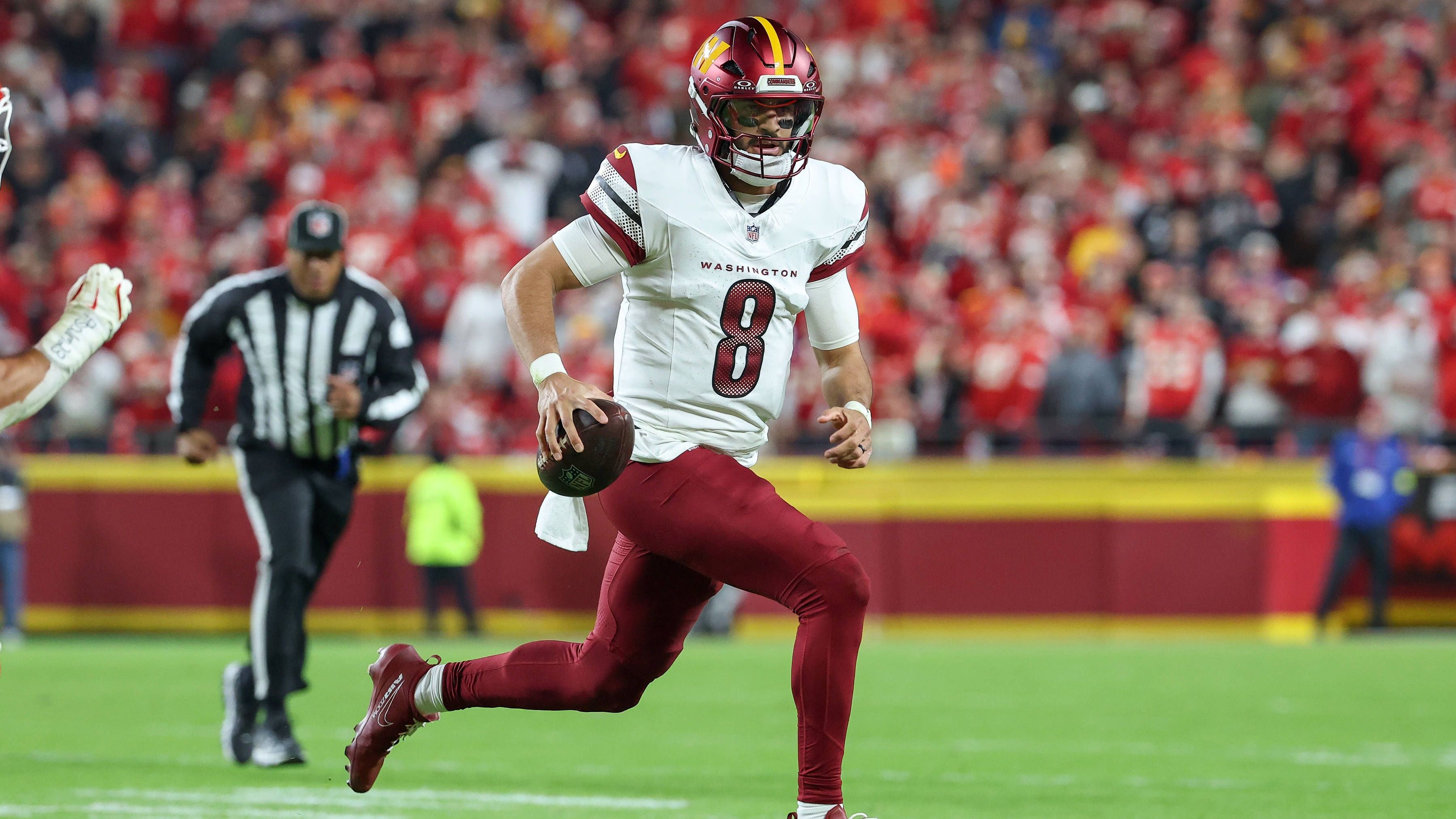 <strong>Platz 26: Marcus Mariota (Washington Commanders)</strong> <br>Marcus Mariota ist zum wiederholten Mal zurück als Commanders-Starter, nachdem sich Jayden Daniels schwer am Ellbogen verletzte. Mariota hat jetzt schon das ein ums andere Mal gezeigt, dass er Daniels durchaus zufriedenstellend ersetzen kann, allerdings fehlt ihm natürlich Daniels' Explosivität. Auch Mariotas Arm ist natürlich deutlich schwächer. Nichtsdestotrotz kann Mariota mit Washington Spiele gewinnen.