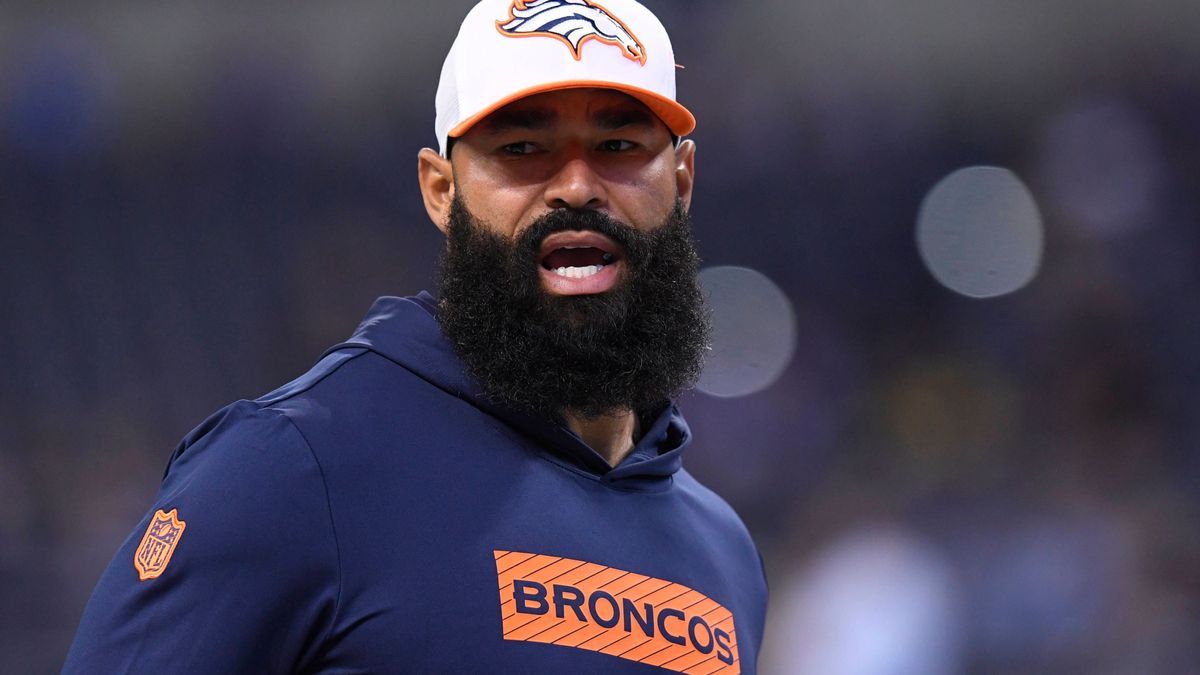 INDIANAPOLIS, IN - AUGUST 11: Denver Broncos Outside Linebackers Coach Michael Wilhoite works with players before the NFL, American Football Herren, USA Preseason game between the Denver Broncos an...