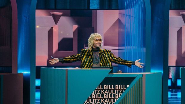Bill Kaulitz bei "Wer stiehlt mir die Show?" im Pailletten-Anzug