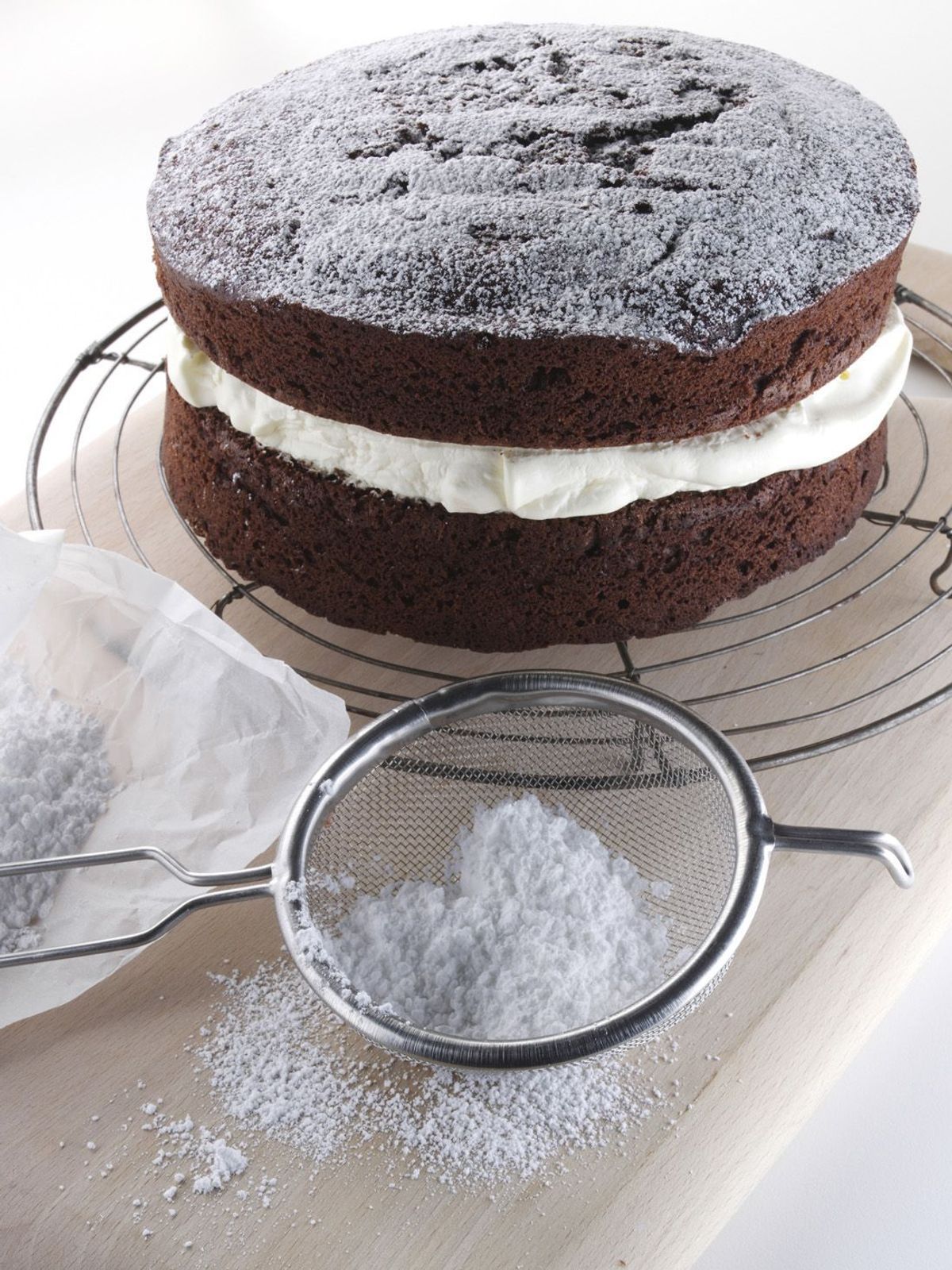 Enie backt: Rezept-Bild Schokoladenkuchen mit Cremefüllung	