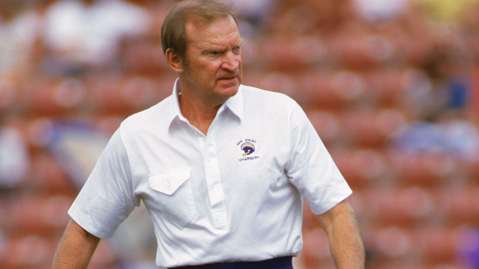 
                <strong>Don Coryell, Coach</strong><br>
                Coryell war von 1973 bis 1977 Head Coach der St. Louis Cardinals und 1978 bis 1986 Head Coach der San Diego Chargers. Er gilt als seiner der innovativsten Offense Coaches der NFL-Geschichte. Die von ihm eingeführte "Air Coryell"-Offense galt zu ihrer Zeit als revolutionär. Er coachte auch lange am College und schaffte es dort in die Hall of Fame.
              