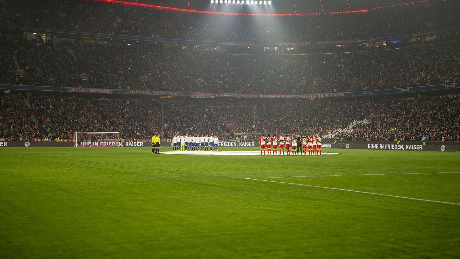 Vor dem Anpfiff hielt das Stadion eine Schweigeminute.