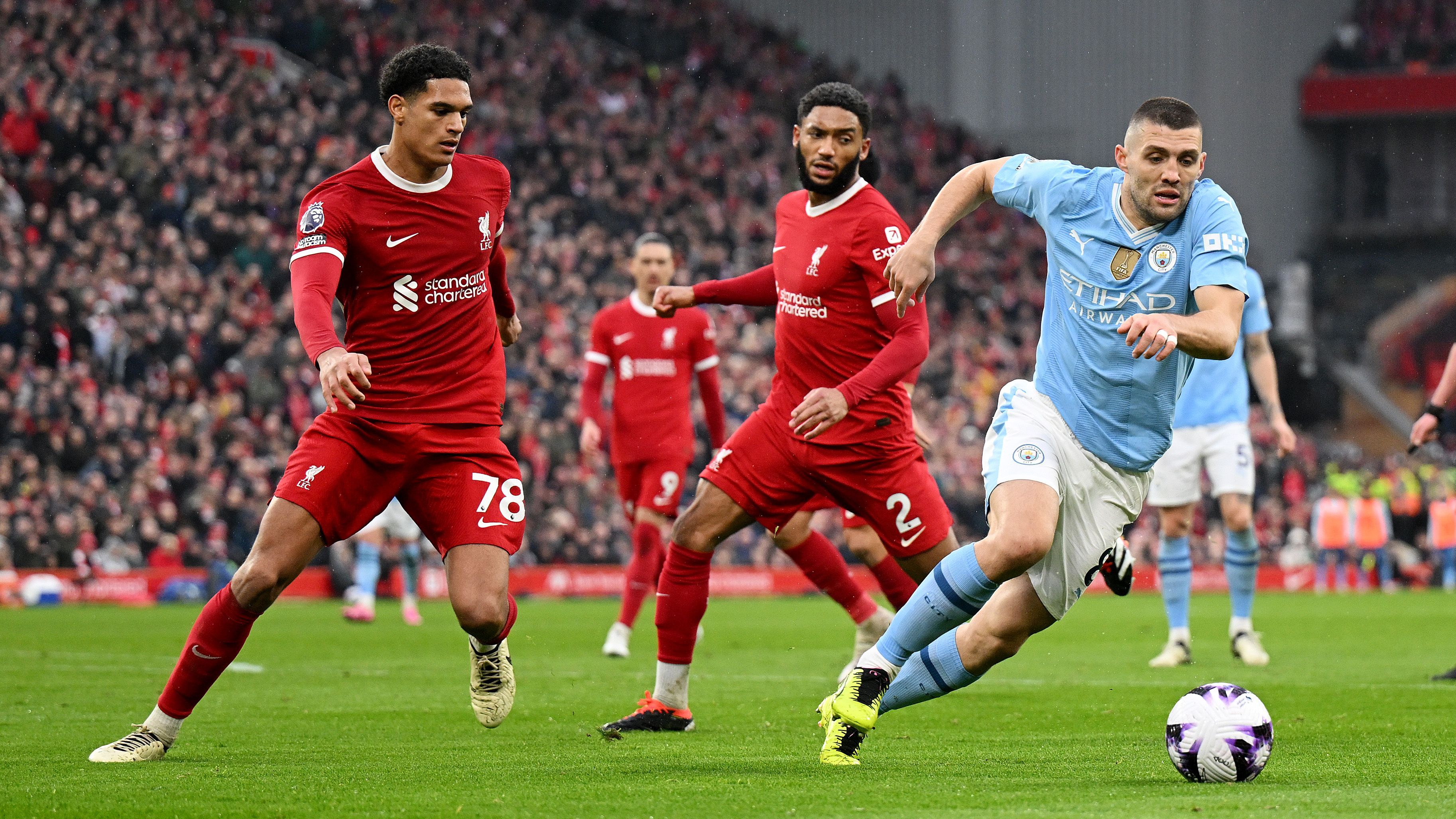 <strong>Jarell Quansah (FC Liverpool)</strong><br>Im Verbund mit van Dijk ist das Eigengewächs fast immer auf der Höhe. Kurz vor der großen Foden-Chance schenkt er aber den Ball ganz leicht her. Als Quandah einmal vorne auftaucht, prüft er Ortega mit einem wuchtigen Schuss. <strong><em>ran</em>-Note: 4</strong>