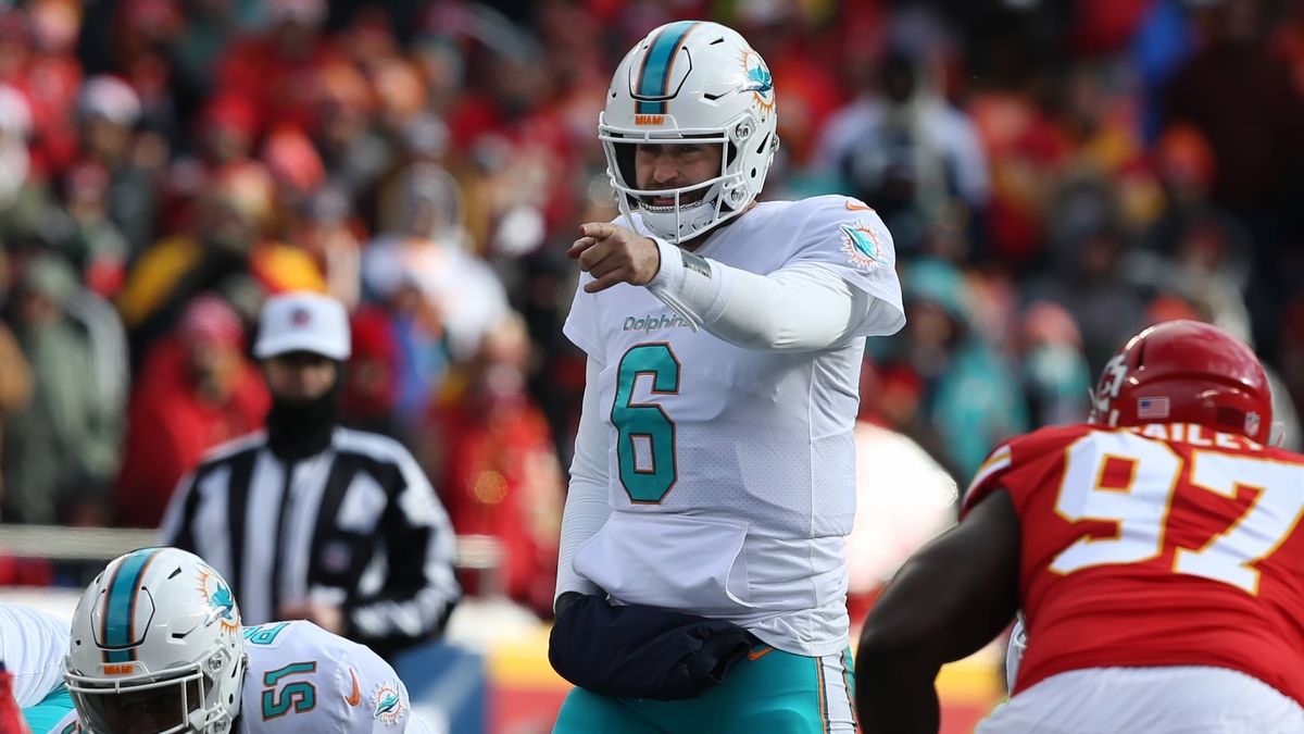 KANSAS CITY, MO - DECEMBER 24: Miami Dolphins quarterback Jay Cutler (6) points out the defense in the first quarter of a week 16 NFL American Football Herren USA game between the Miami Dolphins an...