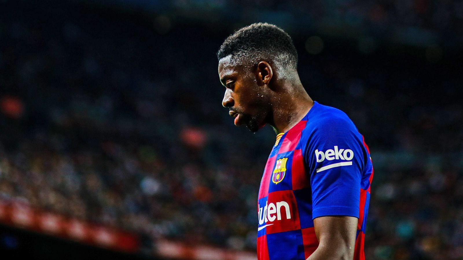 
                <strong>Ousmane Dembele (Oktober 2019)</strong><br>
                Lionel Messi versuchte noch, Dembele zu verteidigen und sagte wohl zu Lahoz über den Rot-Sünder: "Er weiß nicht, was er redet." Doch für Dembele war der Arbeitstag nach einem Traumtor, das aufgrund der Ereignisse wieder in den Hintergrund trat, vorzeitig beendet. Coach Ernesto Valverde gab sich auf der Pressekonferenz danach wenig überrascht: "Ich weiß nicht, was er gesagt hat. Ich tue mich manchmal selbst schwer, mit ihm zu reden." Spanisch ist wohl nicht Dembeles größte Stärke. Ihm drohen nun in La Liga zwei Spiele Sperre - und damit würde er auch beim Clasico gegen Real Madrid zuschauen müssen. 
              