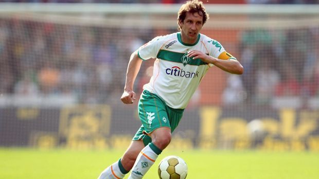 
                <strong>Defensives Mittelfeld - Frank Baumann</strong><br>
                Defensives Mittelfeld - Frank Baumann: Zwischen 1994 und 2009 hielt der gebürtige Würzburger Baumann die Knochen für den 1.FC Nürnberg und Werder Bremen hin. 260 Bundesliga-Spiele absolvierte der Abräumer für die Norddeutschen, gewann dabei einen Meistertitel (2004) und zwei Mal den DFB-Pokal (2004 und 2009). Von diesen Erfolgen ist die aktuelle Bremer Mannschaft weit entfernt, aber Baumann soll das Team wieder zu alten Erfolgen führen.
              