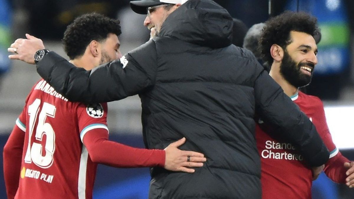 Jürgen Klopp (m.) jubelt mit seinen Spielern