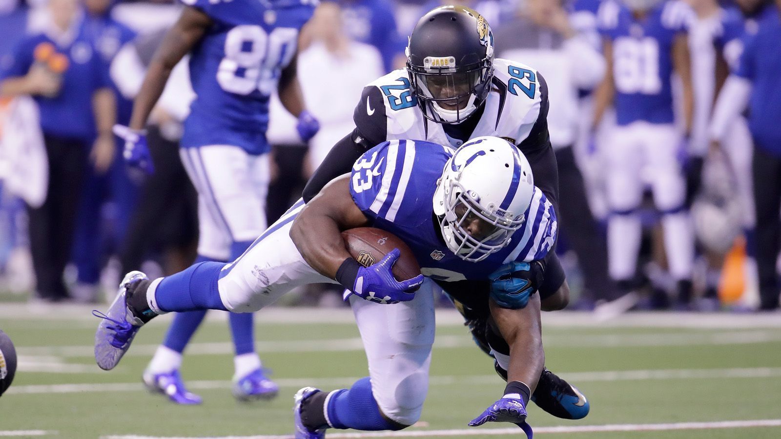 
                <strong>Indianapolis Colts (2015)</strong><br>
                Am 2. Oktober nahmen die Indianapolis Colts Johnson unter Vertrag, drei Tage später wurde er wieder entlassen. Am 7. Oktober bekam Johnson ein neues Arbeitspapier - das endete allerdings erneut nur fünf Tage darauf.
              