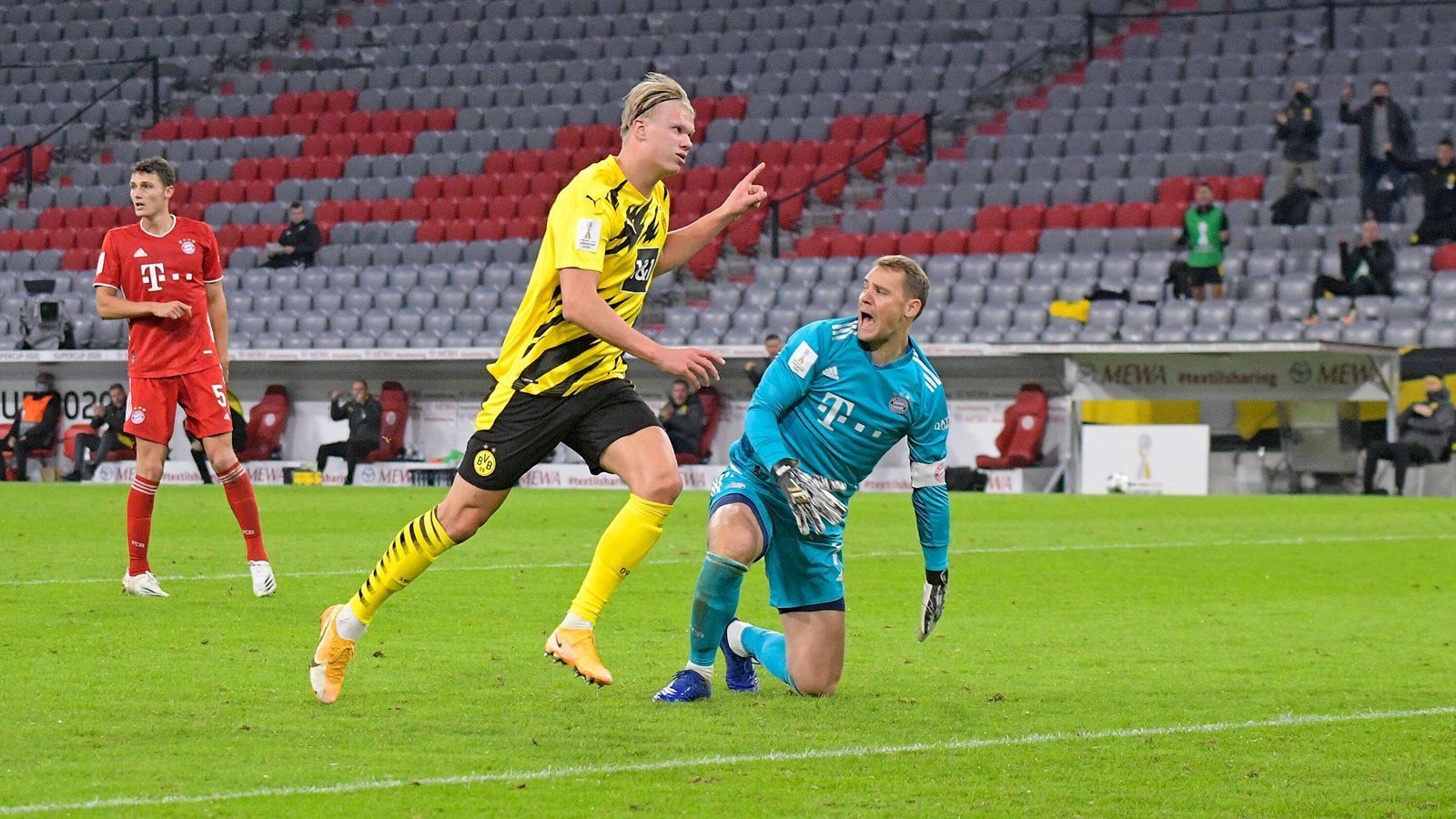 
                <strong>Manuel Neuer</strong><br>
                In der ersten Halbzeit lange Zeit nicht geprüft. Kann sich dann nach Umschaltfehler in der Abwehr beim verdeckten Schuss von Reus erstmals auszeichnen (23.). Beim Anschlusstreffer von Brandt ohne Chance (29.). Entsprechendes gilt auch für den Ausgleich von Haaland (55.). Hält Bayern dann per starker Parade gegen Haaland in der Partie, als die Münchner nach der Pause äußerst schlafmützig agieren (59.). ran-Note: 
              