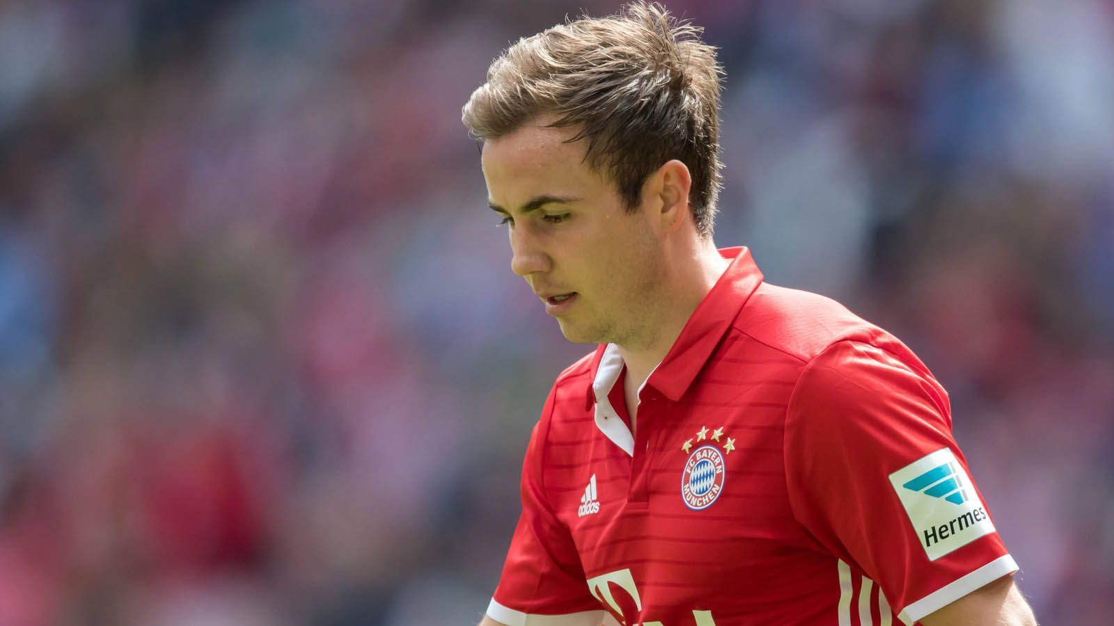 
                <strong>Mario Götze</strong><br>
                37 Millionen Euro zahlten die Bayern 2013 an Borussia Dortmund für das damals größte deutsche Talent. Doch Götze schaffte in München in den Folgejahren den erhofften Durchbruch zum Superstar auch trotz des WM-Finaltores nicht, was auch an Verletzungen lag. Aber nicht nur. In einem "L'Equipe"-Interview verriet er 2022: "Ich glaube, ich hätte mir mehr Zeit nehmen sollen. Ich habe mir diese Zeit nicht gegeben, der Verein hat sie mir auch nicht gegeben, das ist ein wichtiger Faktor", kritisierte er. 2016 war seine Zeit bei den Bayern beendet, in 114 Spielen schoss er 36 Tore und bereitete 24 weitere vor.
              