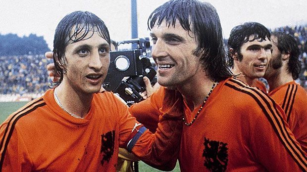 
                <strong>1. Cruyff mit zwei Adidas-Streifen</strong><br>
                1. Cruyff läuft als erster Spieler mit zwei Adidas-Streifen auf! Bei der WM 1974 löst "König Johan" ein Ausrüster-Problem auf seine Weise: Weil die Niederlande von Adidas gesponsert werden, der Superstar (li.) aber einen privaten Schuhvertrag mit Puma unterschrieben hat, lässt er sich ein Trikot mit nur zwei Adidas-Streifen anfertigen. So viel Macht hat heute wohl kein Profi mehr.
              