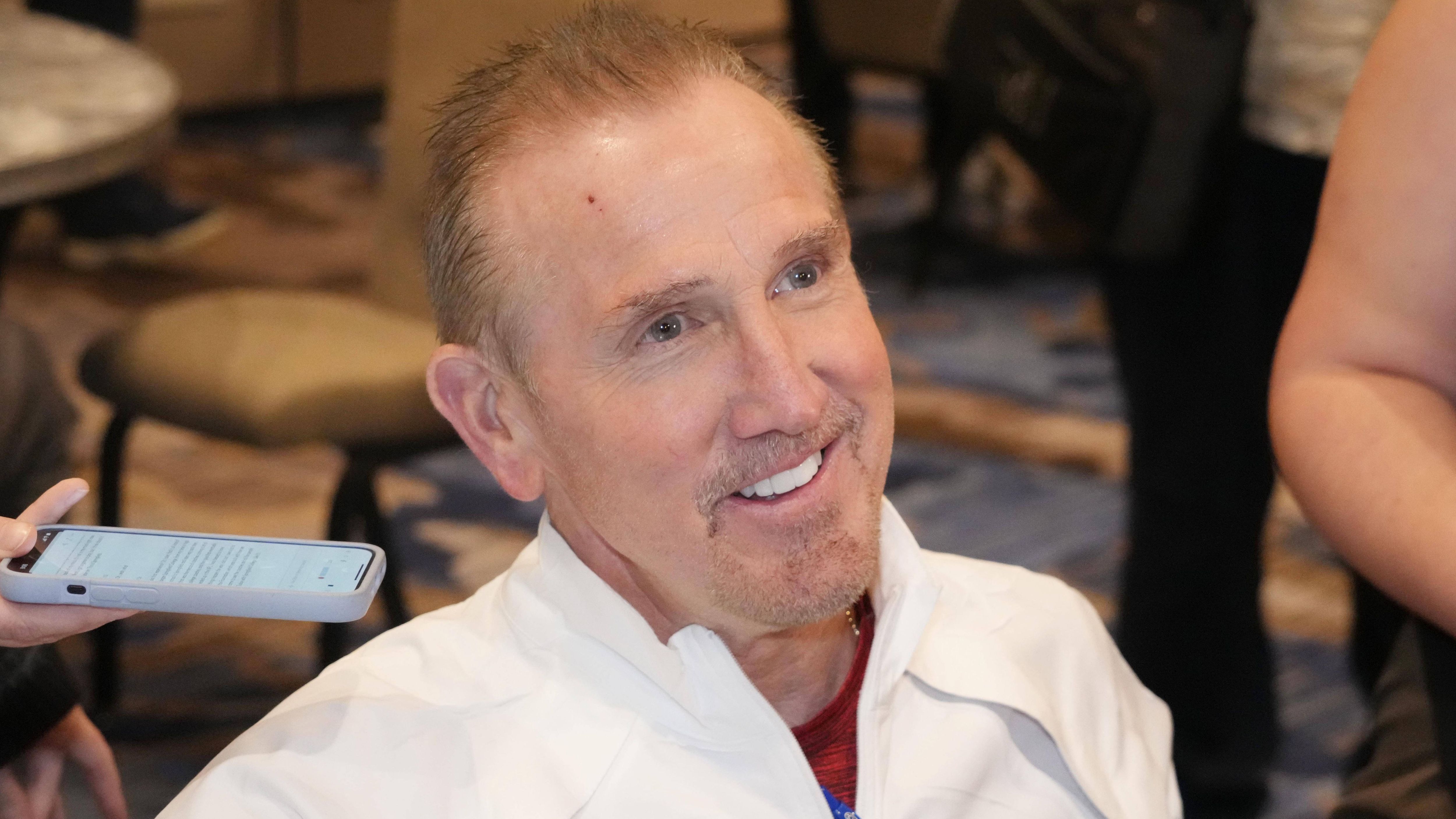 <strong>Steve Spagnuolo (Kansas City Chiefs)</strong><br>Auch Defensive Coordinator Steve Spagnuolo gehöre demnach zu den Kandidaten. Der 65-Jährige hat eine Giants-Vergangenheit, von 2007 bis 2008 war er erstmals Defensive Coordinator der G-Men und gewann den Super Bowl. 2015 kehrte er in gleicher Funktion zurück, am Ende der Saison 2017 war er interimistisch als Chefcoach tätig. Seit Januar 2019 ist er der Defensivkoordinator der Chiefs und gewann drei weitere Super Bowls.