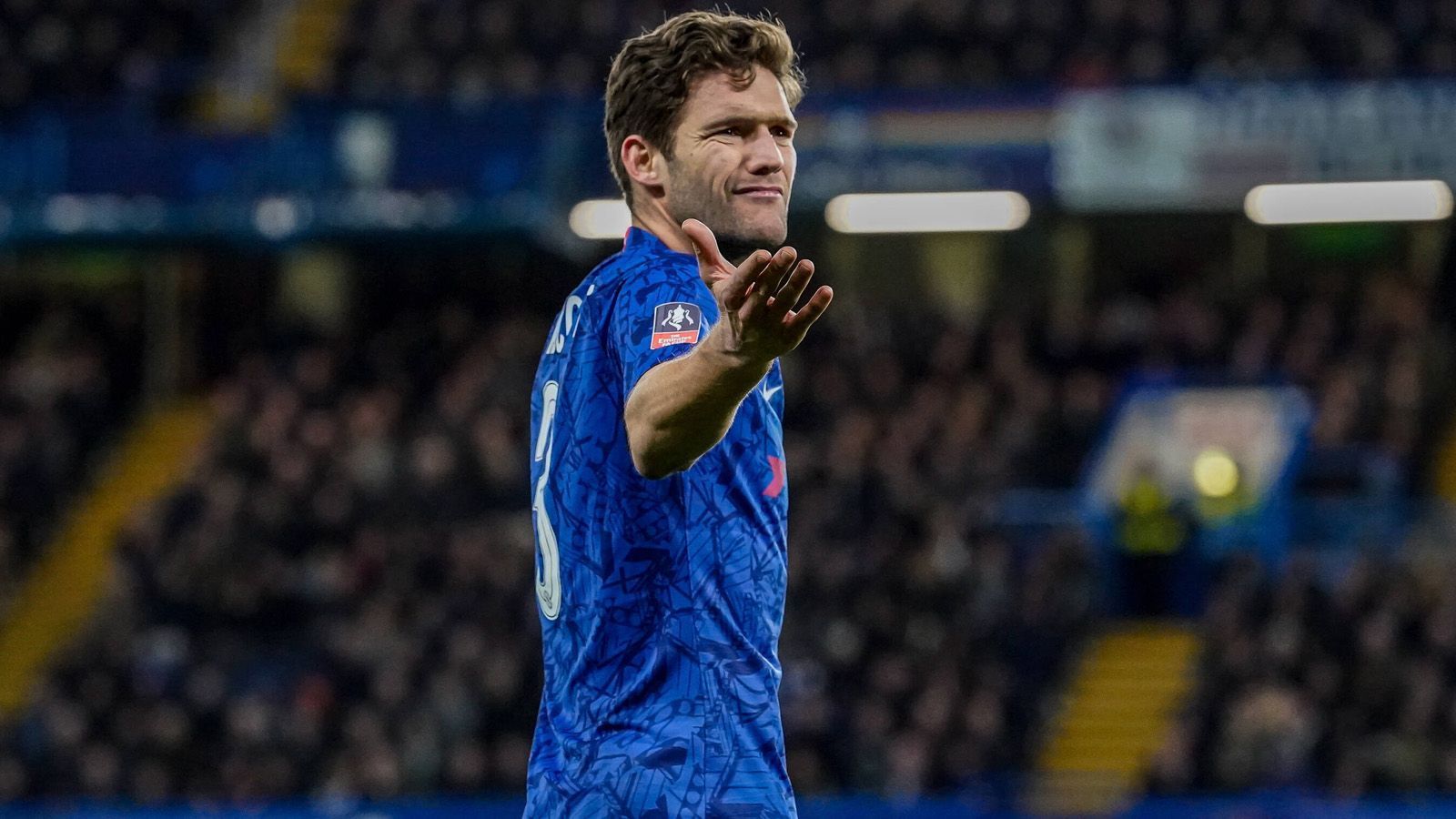 
                <strong>Marcos Alonso (Linksverteidiger, 29 Jahre)</strong><br>
                Alonso steht bei Chelsea noch bis Sommer 2023 unter Vertrag und erlebt eine sehr durchwachsene Saison in London. Trainer Frank Lampard scheint in der kommenden Spielzeit nicht mit ihm zu planen. Laut Medienberichten hat Ex-Chelsea-Trainer Antonio Conte ein Auge auf ihn geworfen und möchte ihn zu Inter Mailand lotsen. Eine Ablöse von rund 30 Millionen Euro steht im Raum.
              