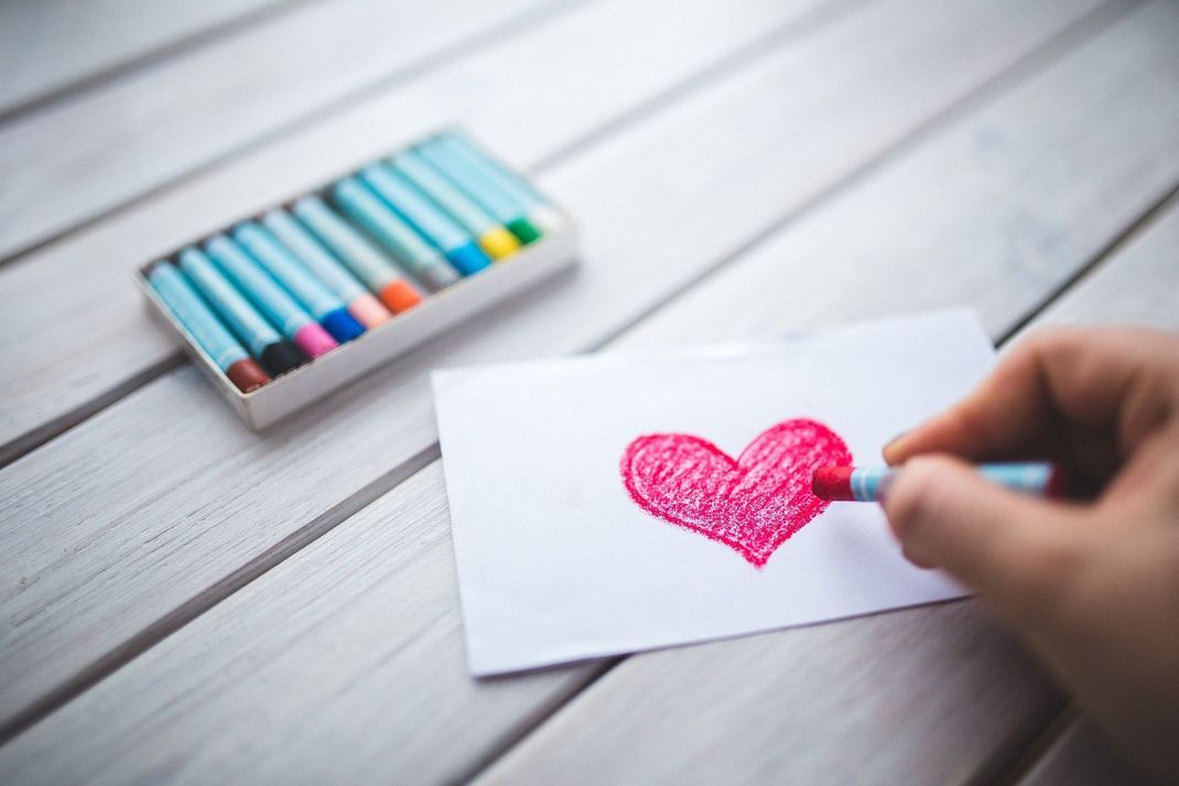 Zeichne ein hübsches Motiv auf die Valentinstagskarte und gestalte sie so ganz individuell. Ein Herz ist zwar passend, aber natürlich kein Muss.