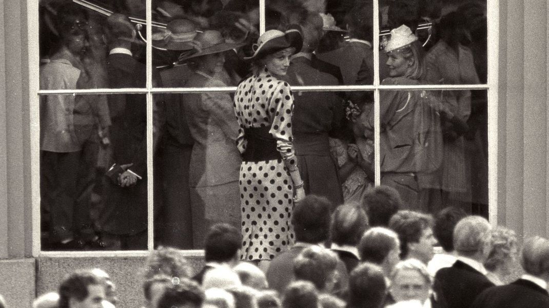 Rekordpreis! Ein Abendkleid von Diana, das die Prinzessin 1985 und 1986 bei öffentlichen Auftritten getragen hatte, erzielte astronomischen Preis. (Symbolbild)