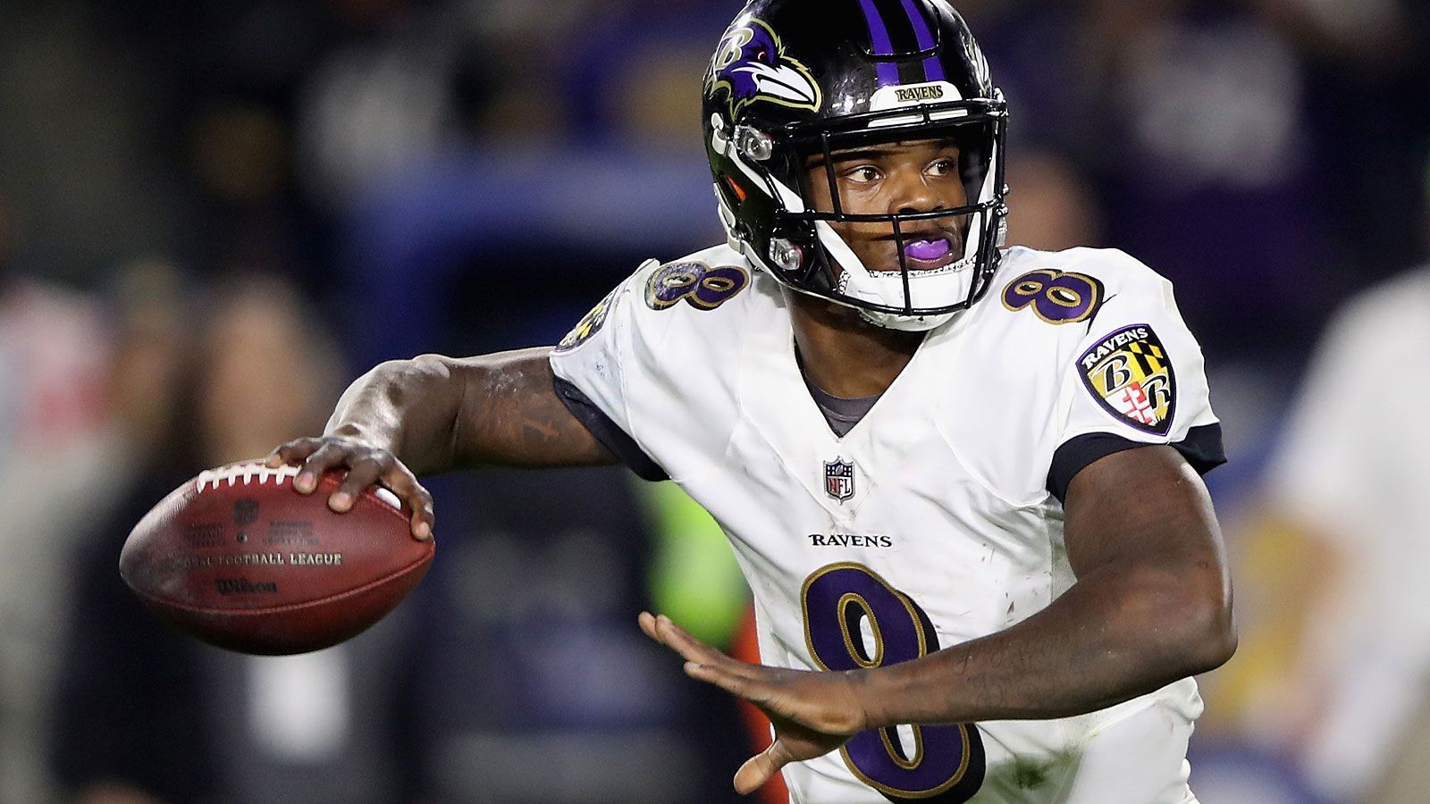 
                <strong>Platz 9: Baltimore Ravens (10-6, letzte Woche Platz 9)</strong><br>
                Lamar Jackson und die Baltimore Ravens setzten ihren Höhenflug in Woche 17 gegen die Cleveland Browns weiter fort und sicherten sich somit die AFC North und damit die Teilnahme an den Playoffs. Sollten sich die Ravens mit der Top-Defense auch gegen die Chargers in Höchstform zeigen, wäre ein Auftritt in der Divisional Round gar nicht mehr so unwahrscheinlich.
              