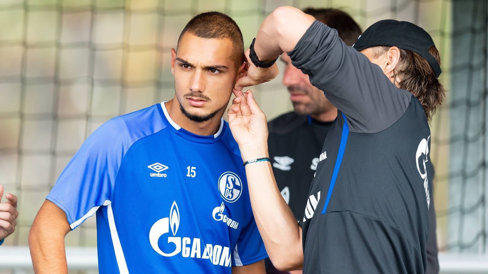 <strong>Ahmed Kutucu (Galatasaray Istanbul)</strong><br>... war aber in der Vorsaison als Leihspieler für Eyüpspor mit acht Toren und sieben Vorlagen in 18 Partien sehr erfolgreich. Bei Galatasaray hat Kutucu noch einen Vertrag bis 2028. Der gebürtige Gelsenkirchener verließ Schalke im Sommer 2021 nach&nbsp;52&nbsp;Pflichtspiel-Einsätzen in Richtung Basaksehir.