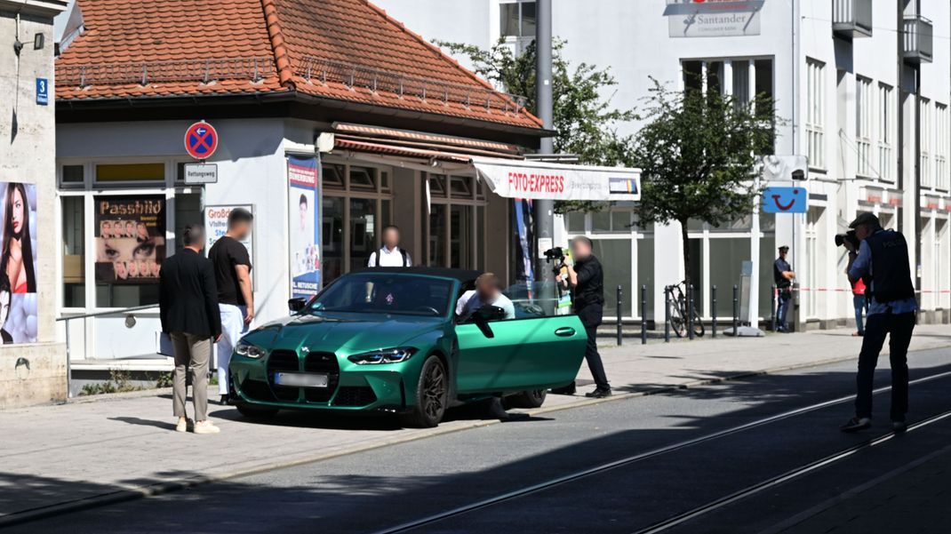 Eine Tatrekonstruktion der Münchner Kriminalpolizei und der Generalstaatsanwaltschaft zu einem versuchten Tötungsdelikt in Pasing.