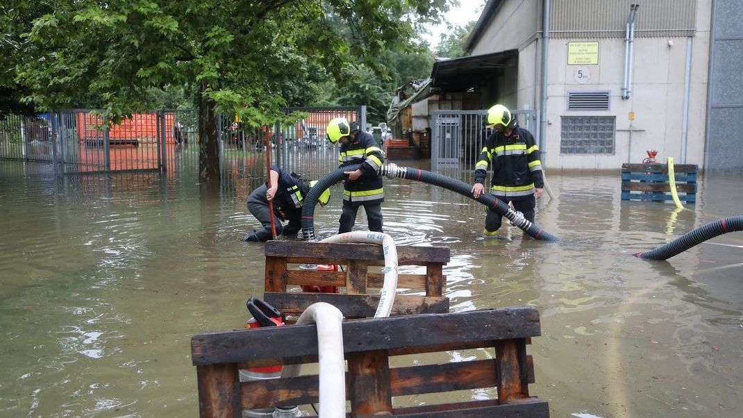 05.08.2023, Österreich, Leibnitz: Kräfte der Katastrophenhilfsdienst-Einheit (KHD) pumpen Wasser aus einem überschwemmten Gebiet ab. 