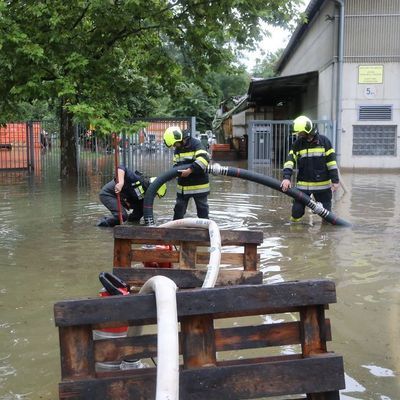 05.08.2023, Österreich, Leibnitz: Kräfte der Katastrophenhilfsdienst-Einheit (KHD) pumpen Wasser aus einem überschwemmten Gebiet ab. 