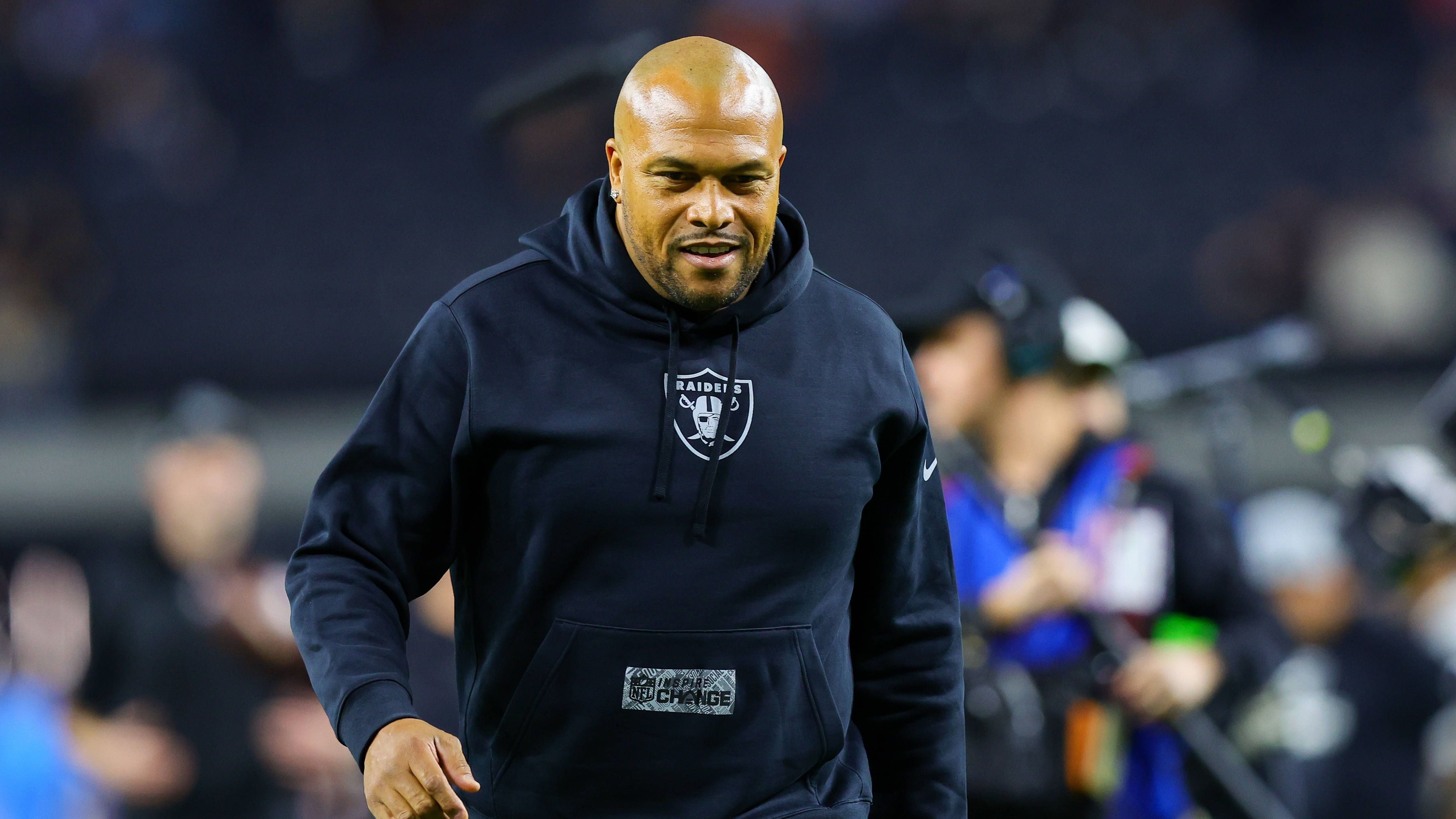 <strong>Auf der Suche: Las Vegas Raiders</strong><br>Ähnlich wie bei den Panthers ist die Lage bei den Raiders. Nach der Entlassung von Josh McDaniel ist mit Antonio Pierce (Bild) ein Interims-Head Coach in der Verantwortung, der allerdings bei der Mannschaft, den Fans und Owner Mark Davis Eindruck hinterlassen hat. Warum sollte Pierce also nicht einfach im Amt bleiben? Ganz einfach, weil Las Vegas eben Las Vegas ist.