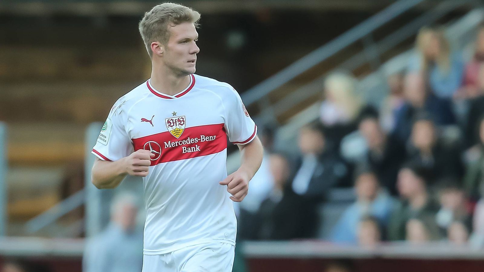 
                <strong>Eric Hottmann (VfB Stuttgart)</strong><br>
                Der 19-jährige Mittelstürmer erzielte in der vergangenen Saison zehn Tore. Auch in den deutschen U 16-, U 17-, U 18- und U 19 Nationalmannschaften stellte er seine Treffsicherheit unter Beweis, erzielte in insgesamt 23 Länderspielen acht Tore. Hottmann steht noch bis Sommer 2020 beim VfB unter Vertrag und hat den gleichen Berater wie Joshua Kimmich und Bernd Leno. Auch bei ihm stellt sich nach Beendigung der A-Junioren-Zeit nun die Frage, ob er den Sprung in die 1. Mannschaft schafft, in der Oberliga beim VfB II Spielpraxis sammelt oder möglicherweise den Verein (fest oder leihweise) wechselt.  
              