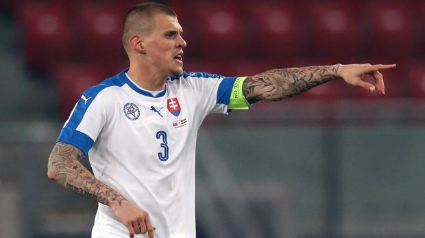 
                <strong>Slowakei - Martin Skrtel</strong><br>
                Slowakei - Martin Skrtel: Der Schützling von Jürgen Klopp in Liverpool ist seit Jahren der bei Gegenspielern gefürchtete Abwehrchef. Zuletzt hielt er die slowakische Defensive beim 3:1-Testspielsieg gegen Deutschland zusammen. Doch in Liverpool scheint der Routinier nicht mehr zufrieden zu sein. Laut Berater Karol Csonto sei ein Abgang zu "90 Prozent sicher". Besiktas Istanbul soll ein mögliches Ziel Skrtels sein.
              