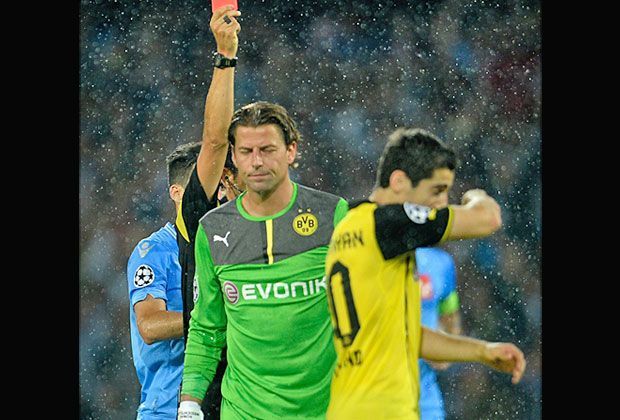 
                <strong>SSC Neapel - Borussia Dortmund 2:1</strong><br>
                Rot sieht dann auch Torwart Roman Weidenfeller. Weil er überflüssigerweise aus seinem Strafraum stürmt und den Ball dort auch noch verbotenerweise mit der Hand spielt, muss der Kapitän schon vor der Pause unter die Dusche
              