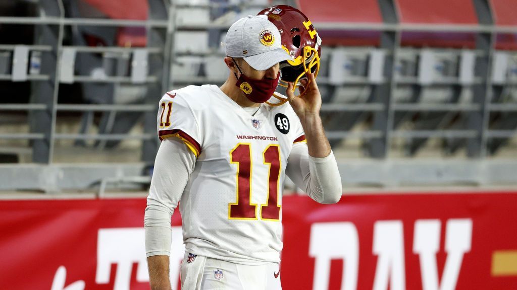 
                <strong>Washington Football Team</strong><br>
                Auch das Washington Football Team muss sich auf die Suche nach einem neuen Quarterback begeben. Alex Smith (im Bild), der derzeit angeschlagen ist, hat eine lebensbedrohliche Beinverletzung hinter sich. Smith spielt trotz der Umstände gut, aber er wird in der kommenden Saison 39 Jahre alt, ist also keine Zukunftsoption. Auch Kyle Allen überzeugte nicht nachhaltig und Dwayne Haskins macht mehr mit Eskapaden auf sich aufmerksam als mit Leistung. Wie die Patriots hat auch Washington viel Geld zur Verfügung, jedoch keinen niedrigen Draft Pick, sollte es das Hauptstadt-Team in die Playoffs schaffen.
              