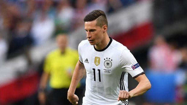 
                <strong>Julian Draxler</strong><br>
                Julian Draxler: Dadurch, dass Hector so hoch stand, hatte Draxler viele Freiheiten, sich zwischen den Reihen zu bewegen und in die Mitte auszuweichen. Das schien ihn aber auch nicht zu beflügeln. Sein ganzes Engagement aus der Vorbereitung ist im Turnier plötzlich verpufft. ran-Note: 4
              
