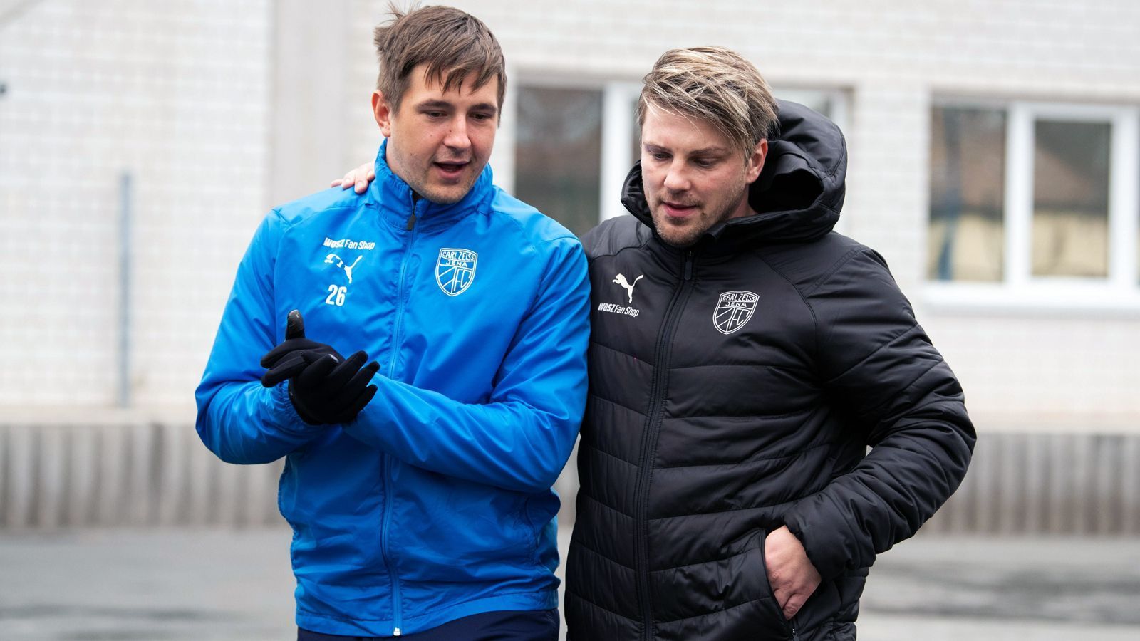 
                <strong>Carl Zeiss Jena (21 Punkte, Platz 18)</strong><br>
                Im Winter gab es bei Carl Zeiss Jena mit Kevin Pannewitz (li.) einen prominenten, aber unfreiwilligen Abgang. Dem Problemprofi wurde außerordentlich gekündigt, nachdem er angeblich mal wieder mit Übergewicht aus dem Urlaub zurückkam. Ansonsten ging es bei den Thüringern personell ruhig zu, mit dem Schalker Talent Jannis Kübler, dem Regensburger Dominik Volkmer und Saarbrücker Pierre Fassnacht kamen nur zwei Neuzugänge nach Jena. Im Laufe der Vorbereitung konnte das Team von Trainer Lukas Kwasniok schon mal einen Erfolg feiern. Im Thüringen-Pokal gelang durch ein 1:0 über Meuselwitz der Einzug ins Halbfinale.
              