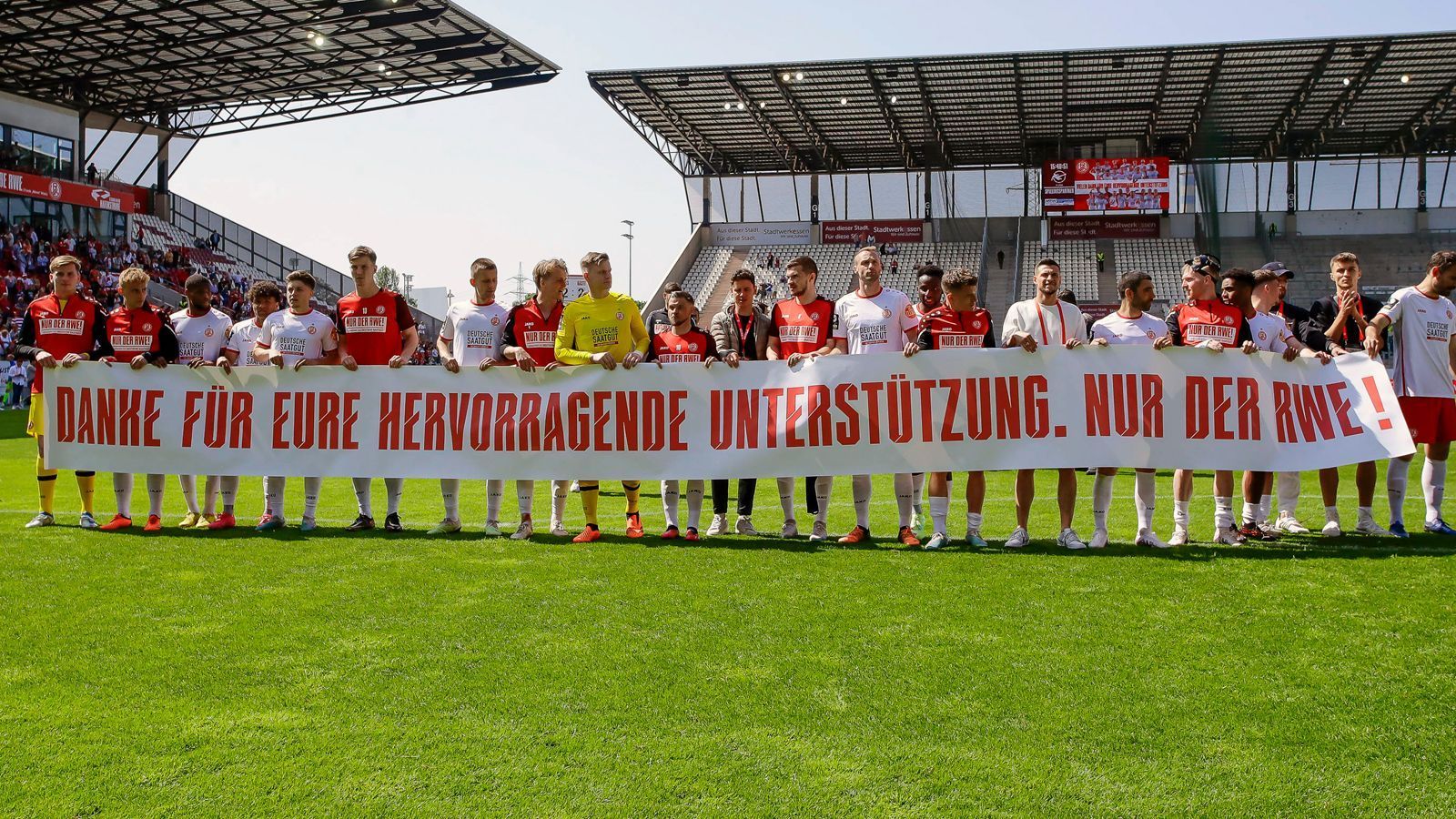 
                <strong>Niederrhein: Rot-Weiss Essen</strong><br>
                Ein absolutes Traditionsduell fand zwischen Drittligist Rot-Weiss Essen und Regionalligist Rot-Weiss Oberhausen statt. Dabei setzte sich Drittligist Essen durch Treffer von Simon Engelmann und Oguzhan Kefkir letztlich mit 2:0 (0:0) durch. 
              