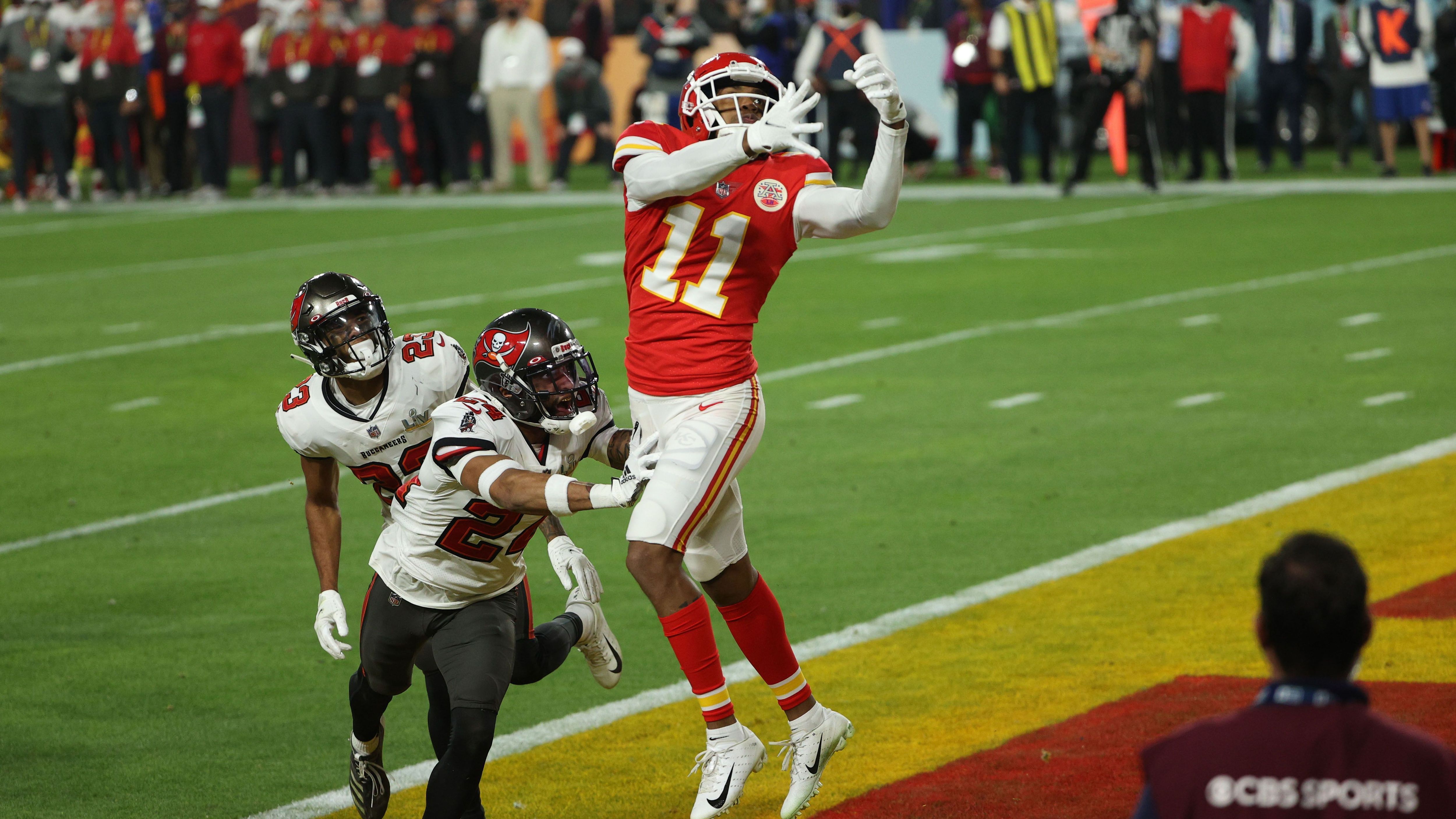 
                <strong>Demarcus Robinson (Wide Receiver)</strong><br>
                Nach fünf Saisons bei den Chiefs läuft der Vertrag von Wide Receiver Demarcus Robinson aus. Im Super Bowl konnte er einen Pass für elf Yards fangen, ansonsten blieb er, ähnlich wie die gesamte Offense, blass. Hinter Travis Kelce und Tyreek Hill war der Viertrunden-Pick von 2016 der statistisch drittbeste Receiver der Chiefs und fing in der Regular Season 45 Pässe für 466 Yards. 
              
